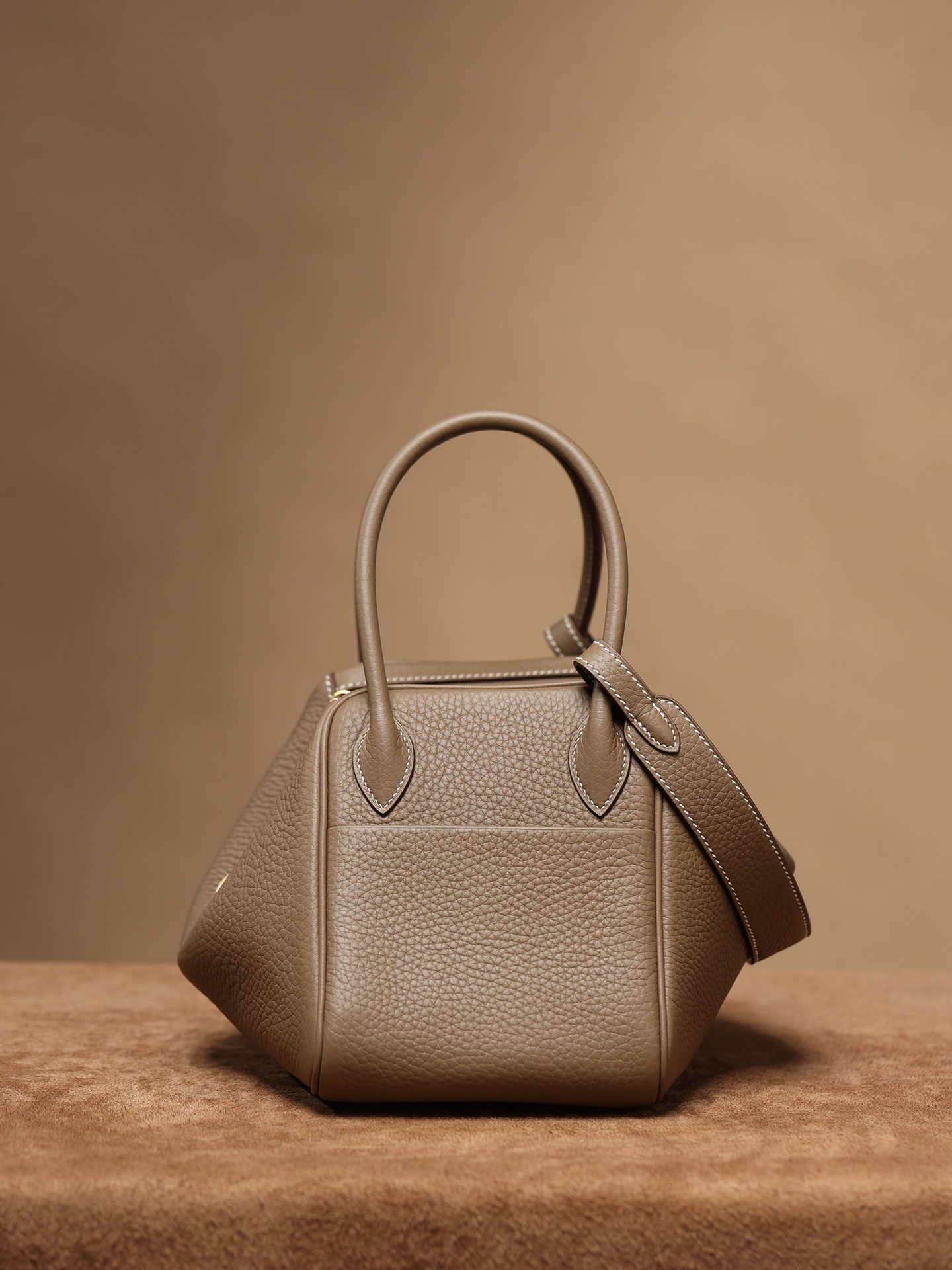 Handbags Hermes Lindy size:26x 18x14 cm - vstockx