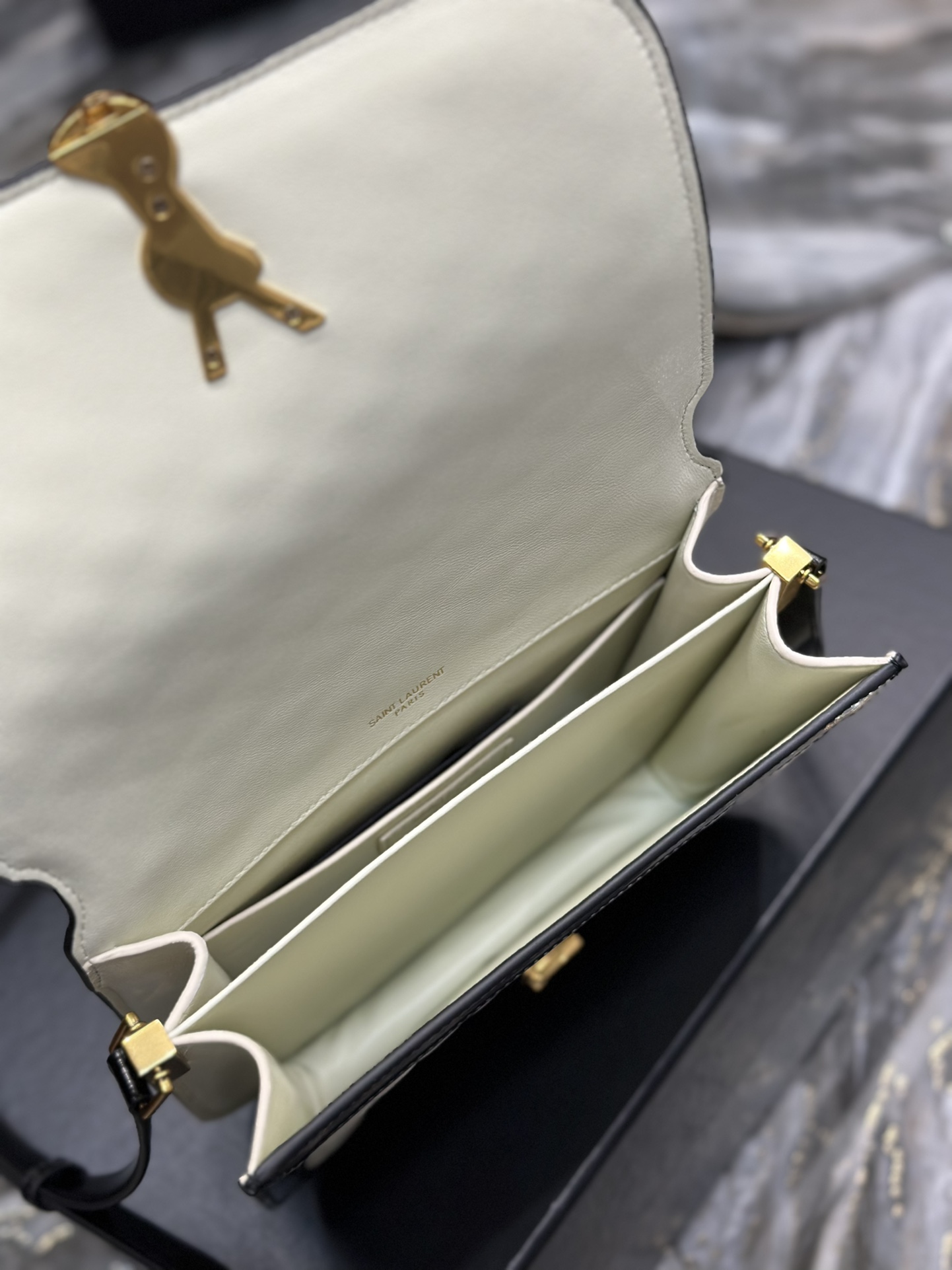 Handbags SAINT LAURENT 635025 size 22x18x5 cm - vstockx