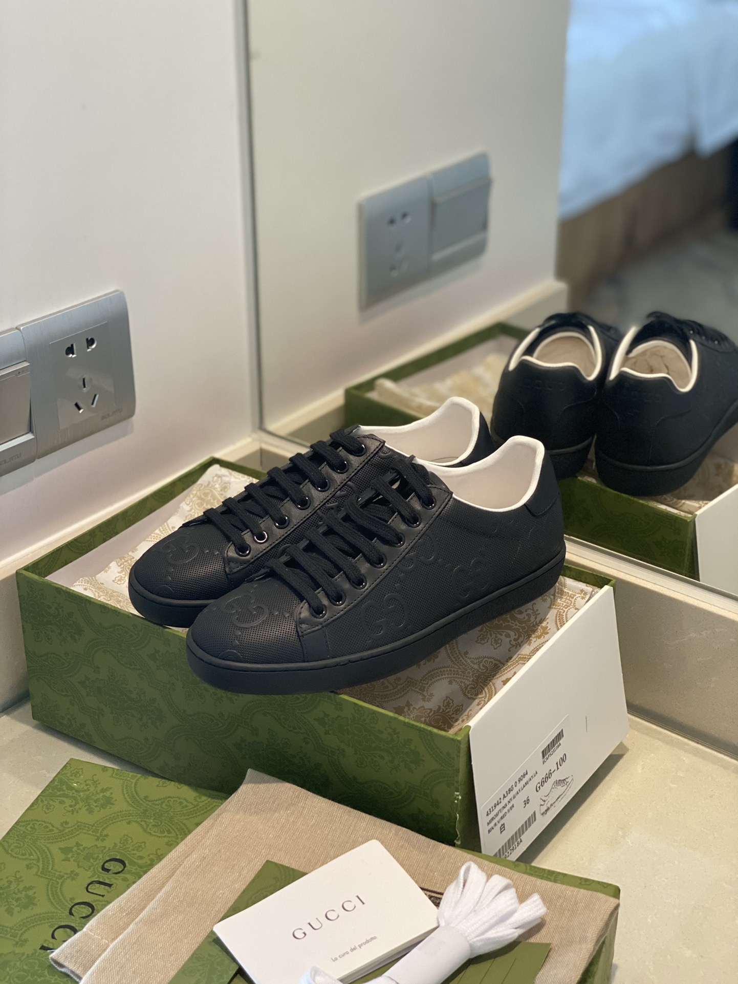 Gucci Women's Ace sneaker with bee sneaker 4 - vstockx