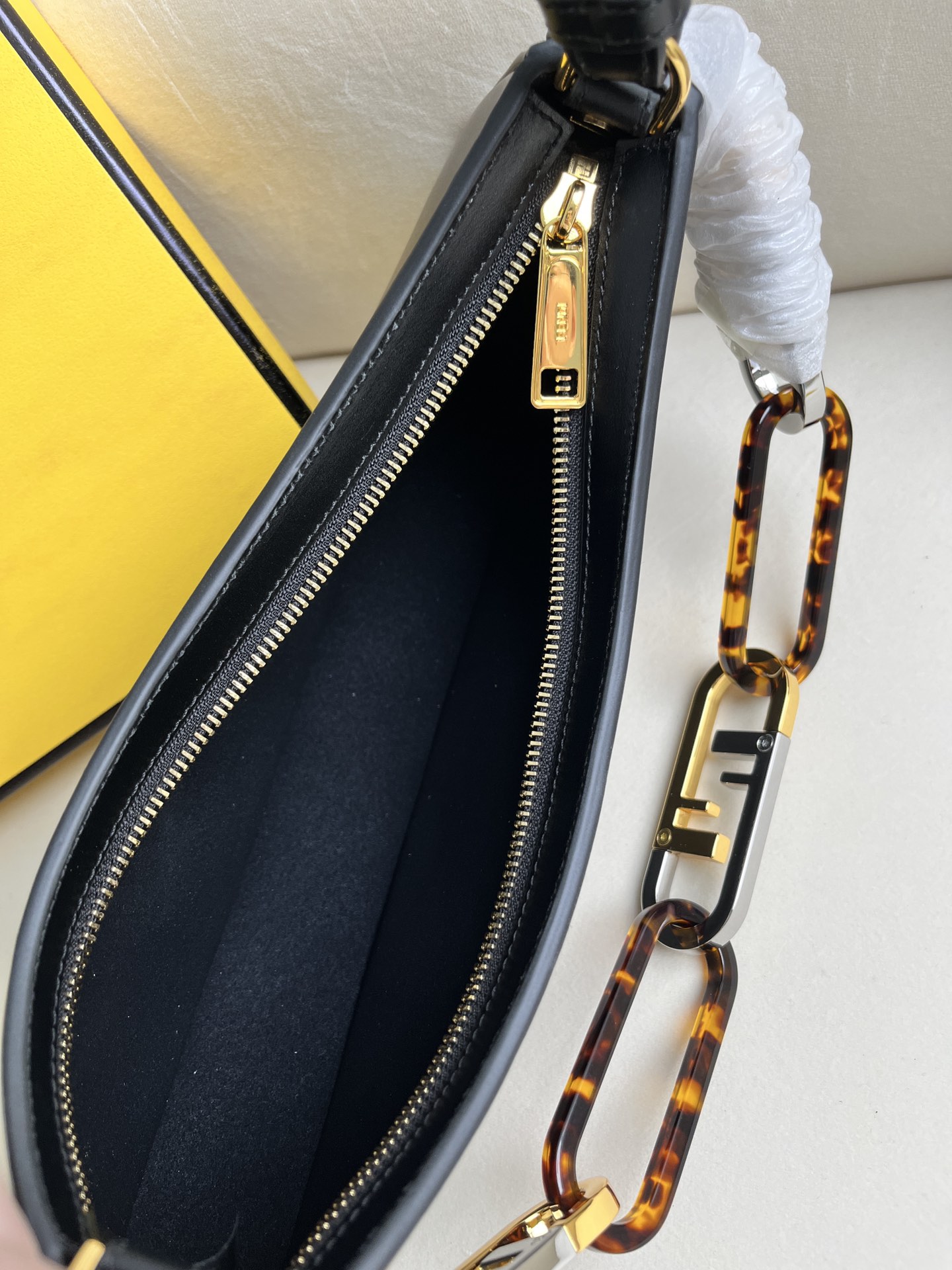 handbags FENDI 225 size:32*11*5cm - vstockx