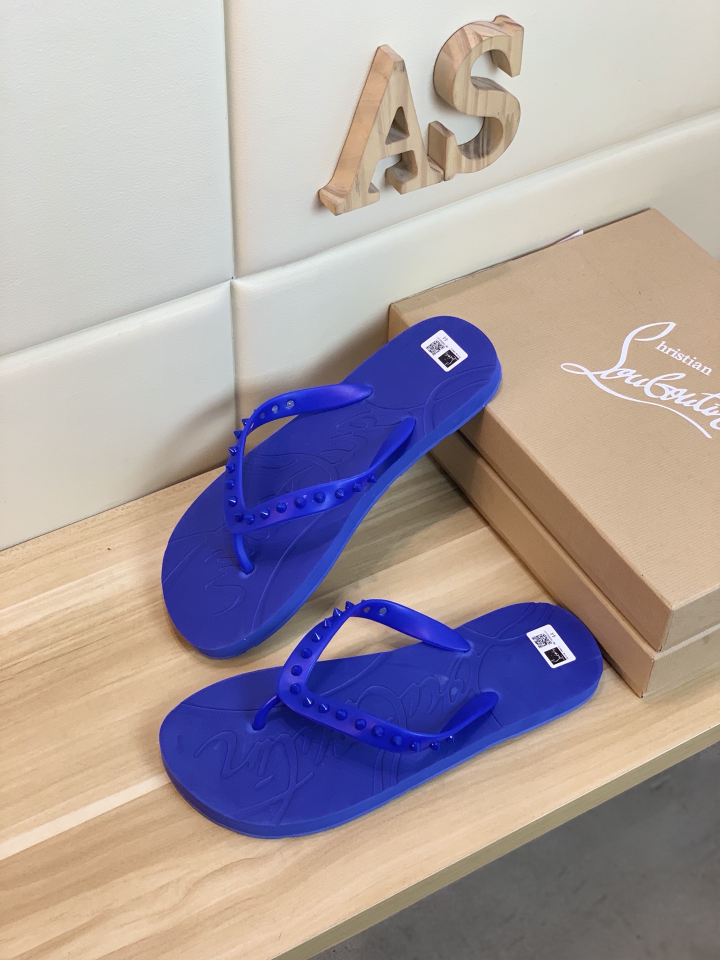 Christian Louboutin Loubi Flip Flat 1 - vstockx