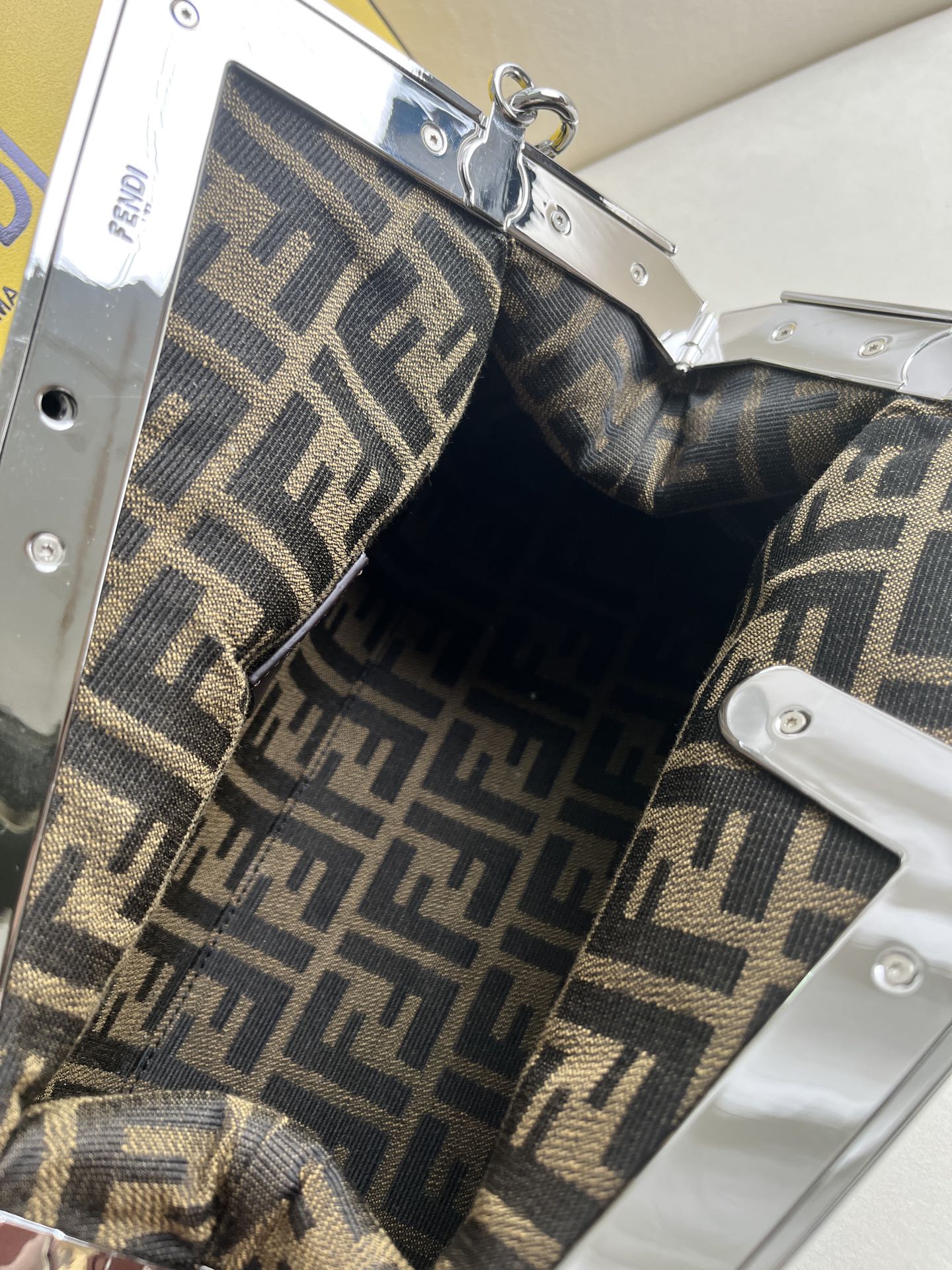 handbags FENDI 129 size:26 - vstockx