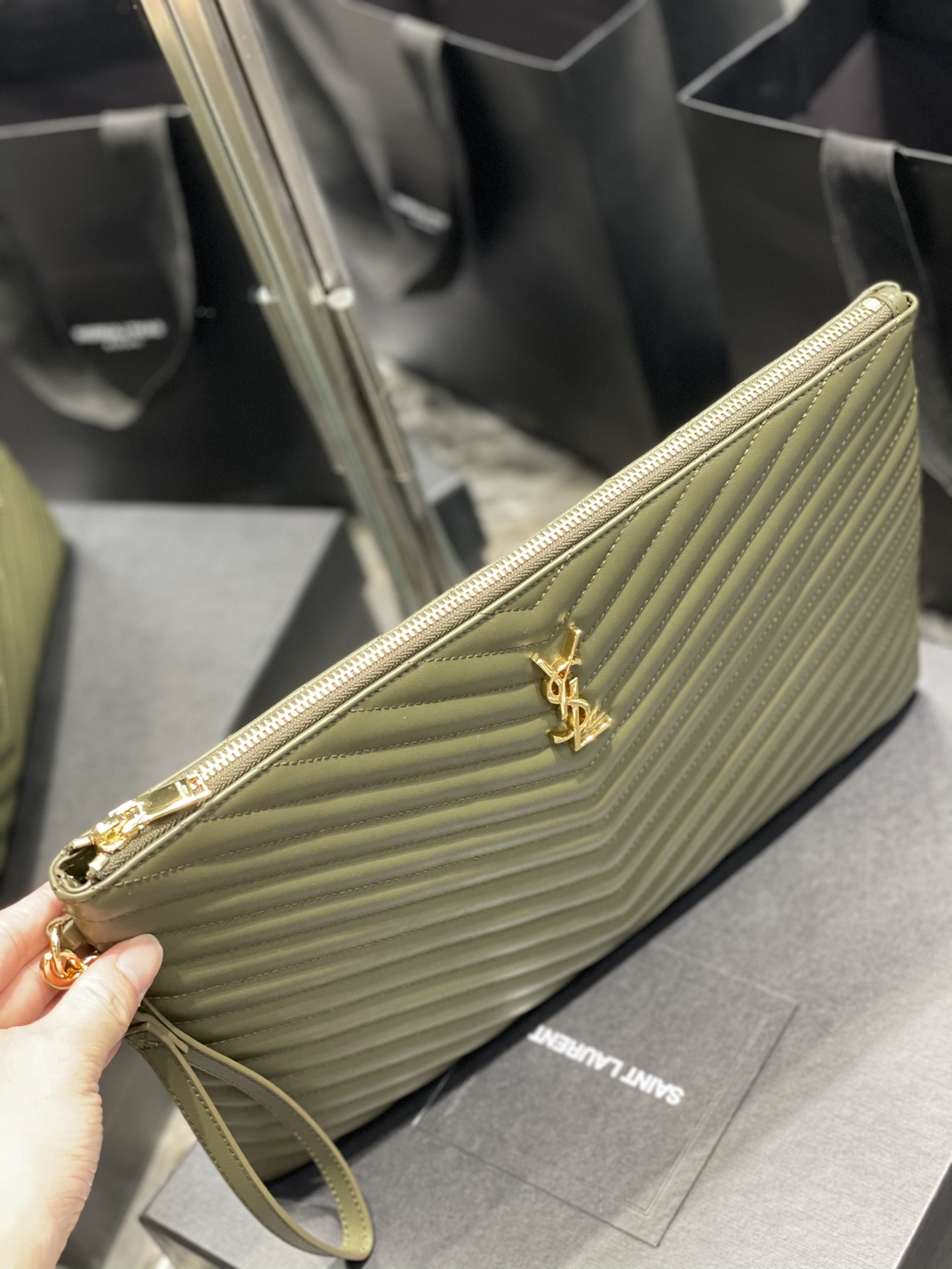Handbags SAINT LAURENT 440222 size 36x24.5x2.5 cm - vstockx