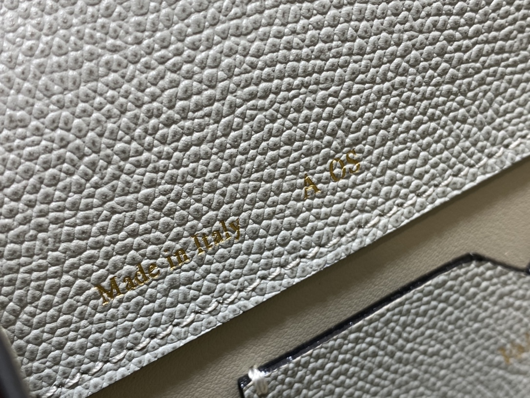 Handbag VALEXTRA size '**' - vstockx