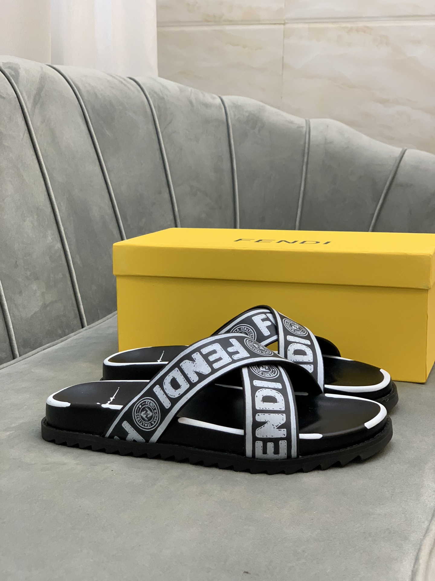 Fendi Slides 4 - vstockx