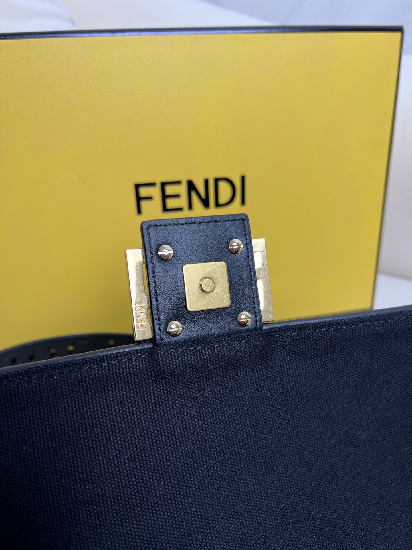 handbags FENDI Baguette size:26*6.5*13.5cm - vstockx