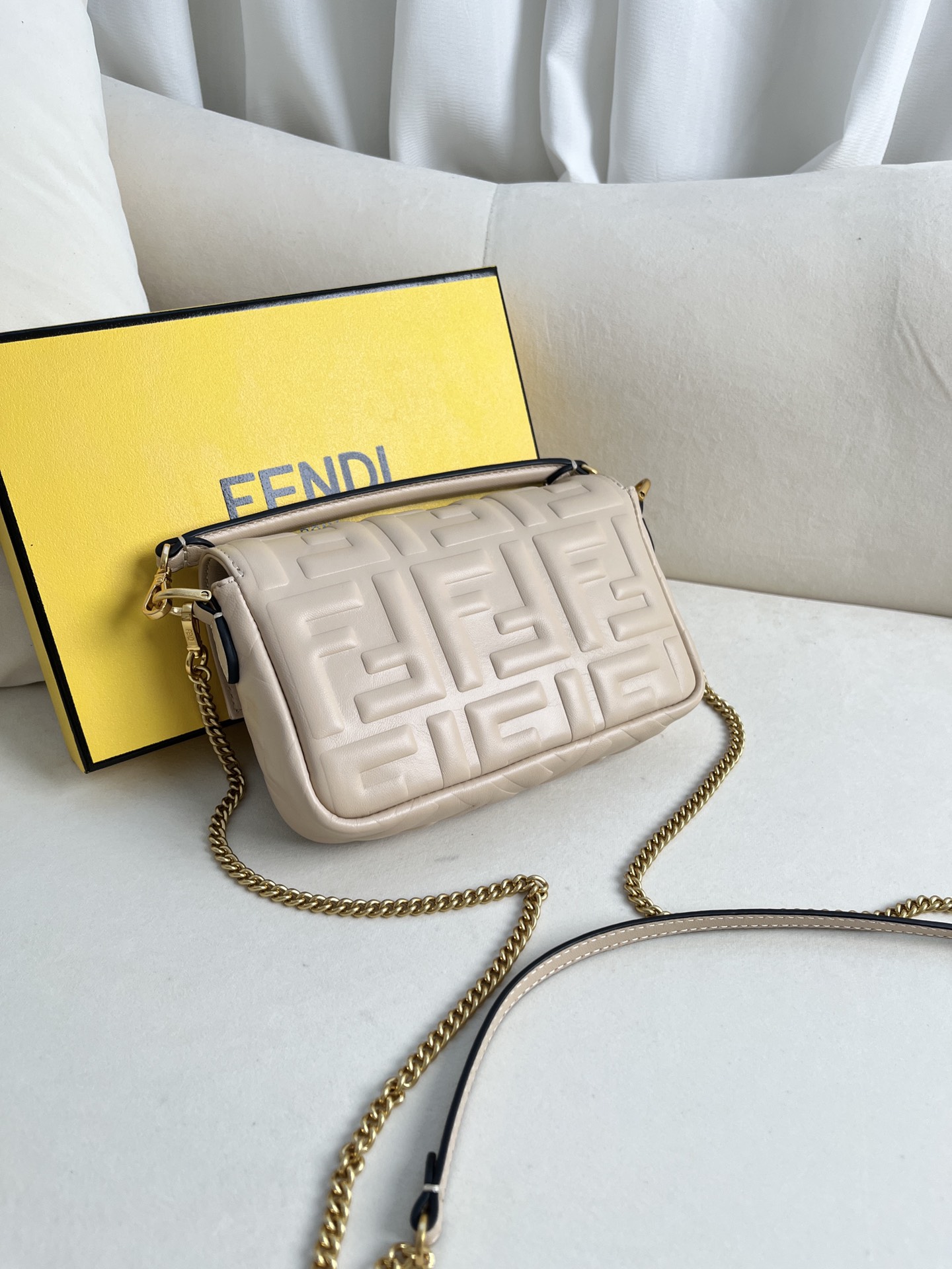 handbags FENDI 212 size:19*11.5*4cm - vstockx