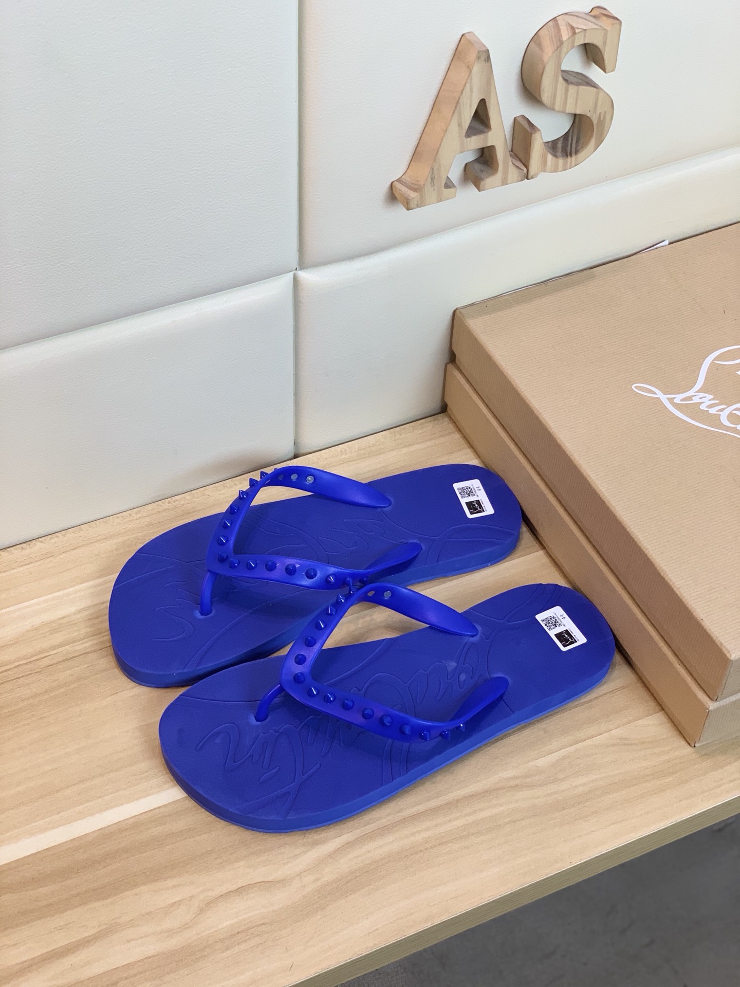 Christian Louboutin Loubi Flip Flat 1 - vstockx