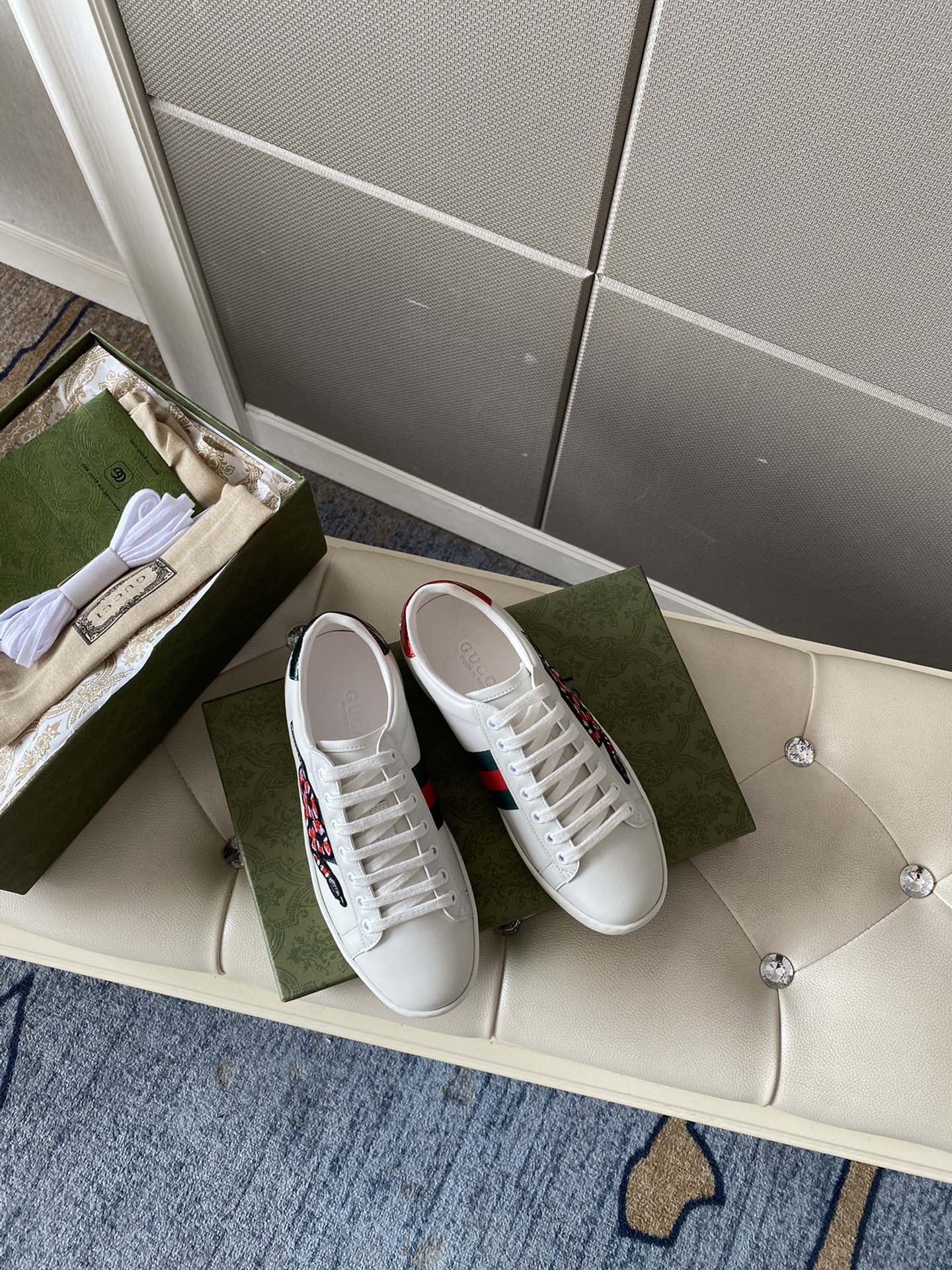 Gucci Women's Ace sneaker with bee sneaker 4 - vstockx