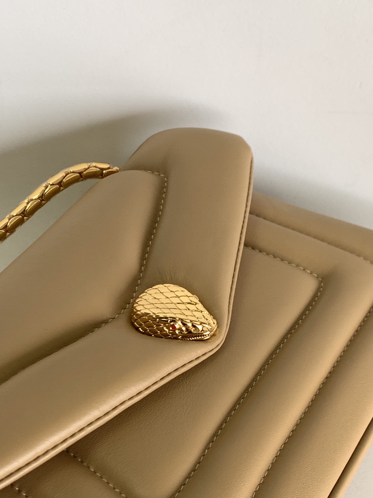 Handbags Bvlgari SERPENTI REVERSE size:22.5*15*7 cm - vstockx