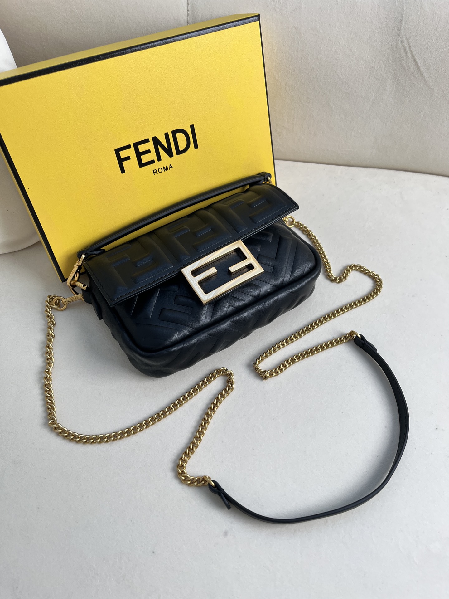 handbags FENDI 212 size:19*11.5*4cm - vstockx