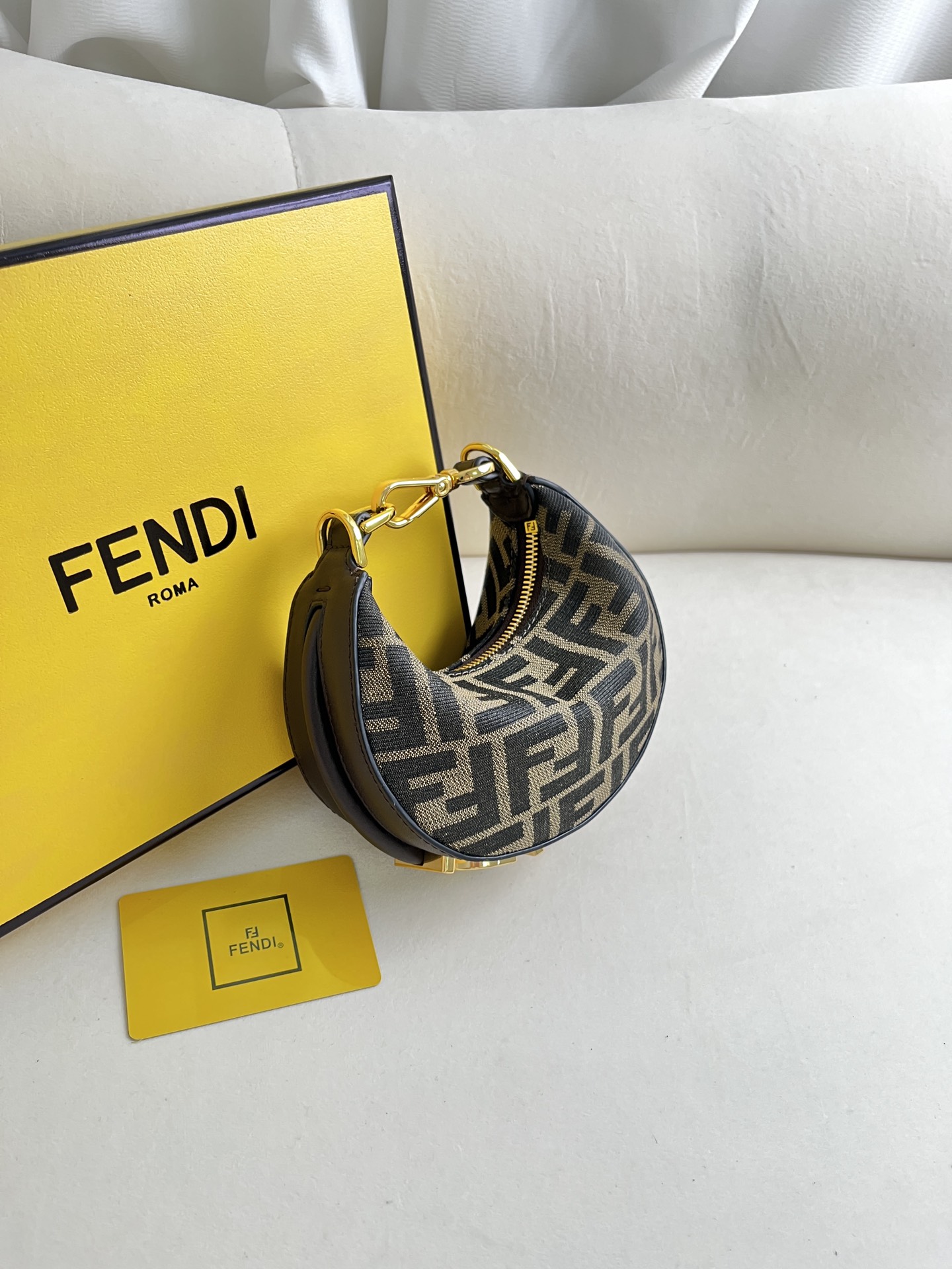 handbags FENDI 208 size:18*13*6.5 - vstockx
