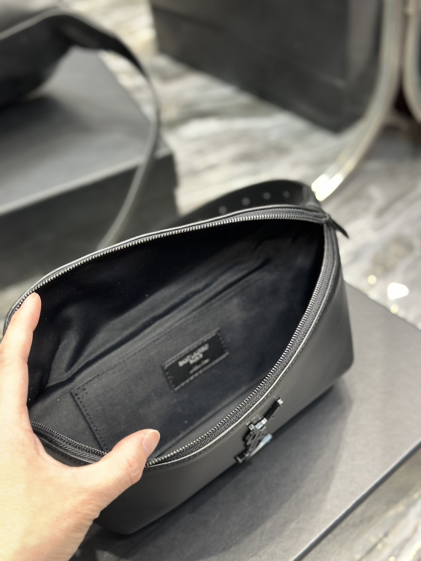 Handbags SAINT LAURENT 569737 size 25  14  3.5 cm - vstockx