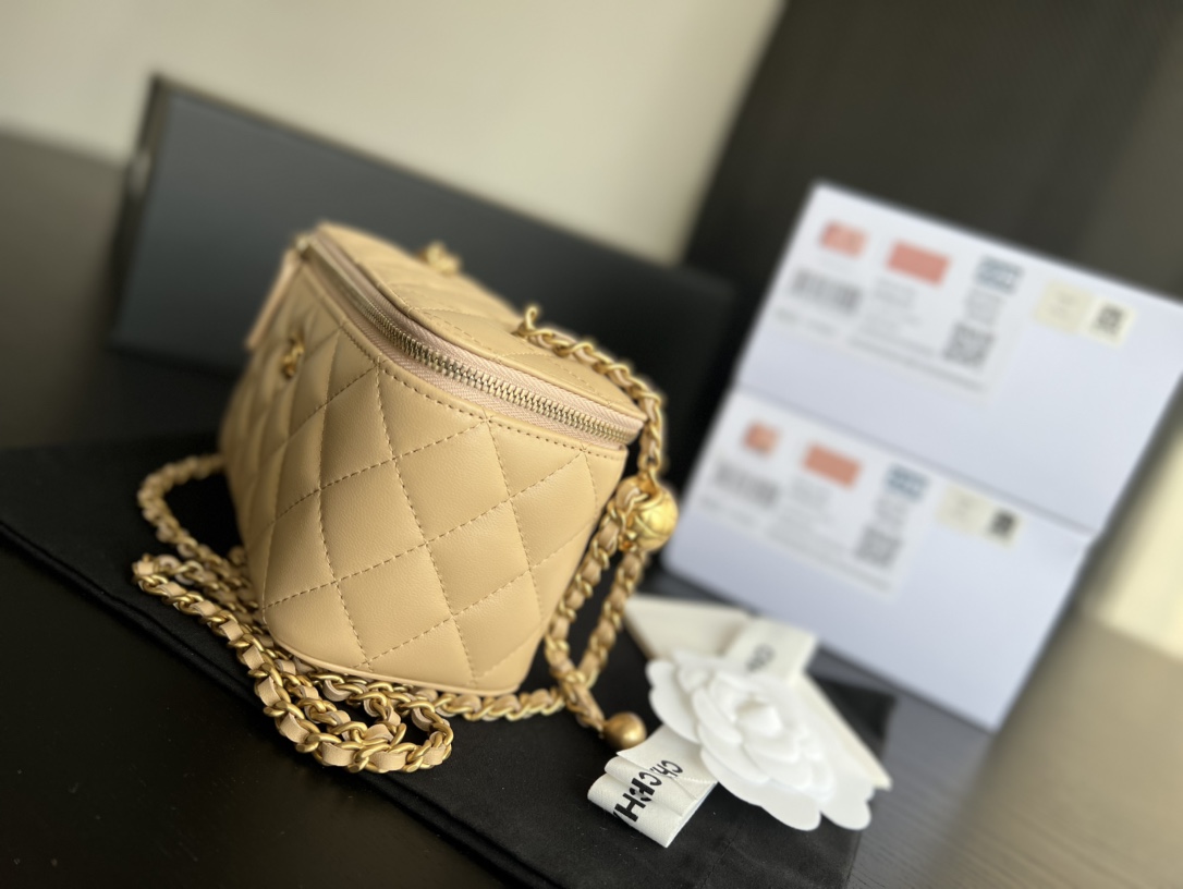 Handbag Chanel AP2303 size 17cmx9.5cmx8 cm - vstockx