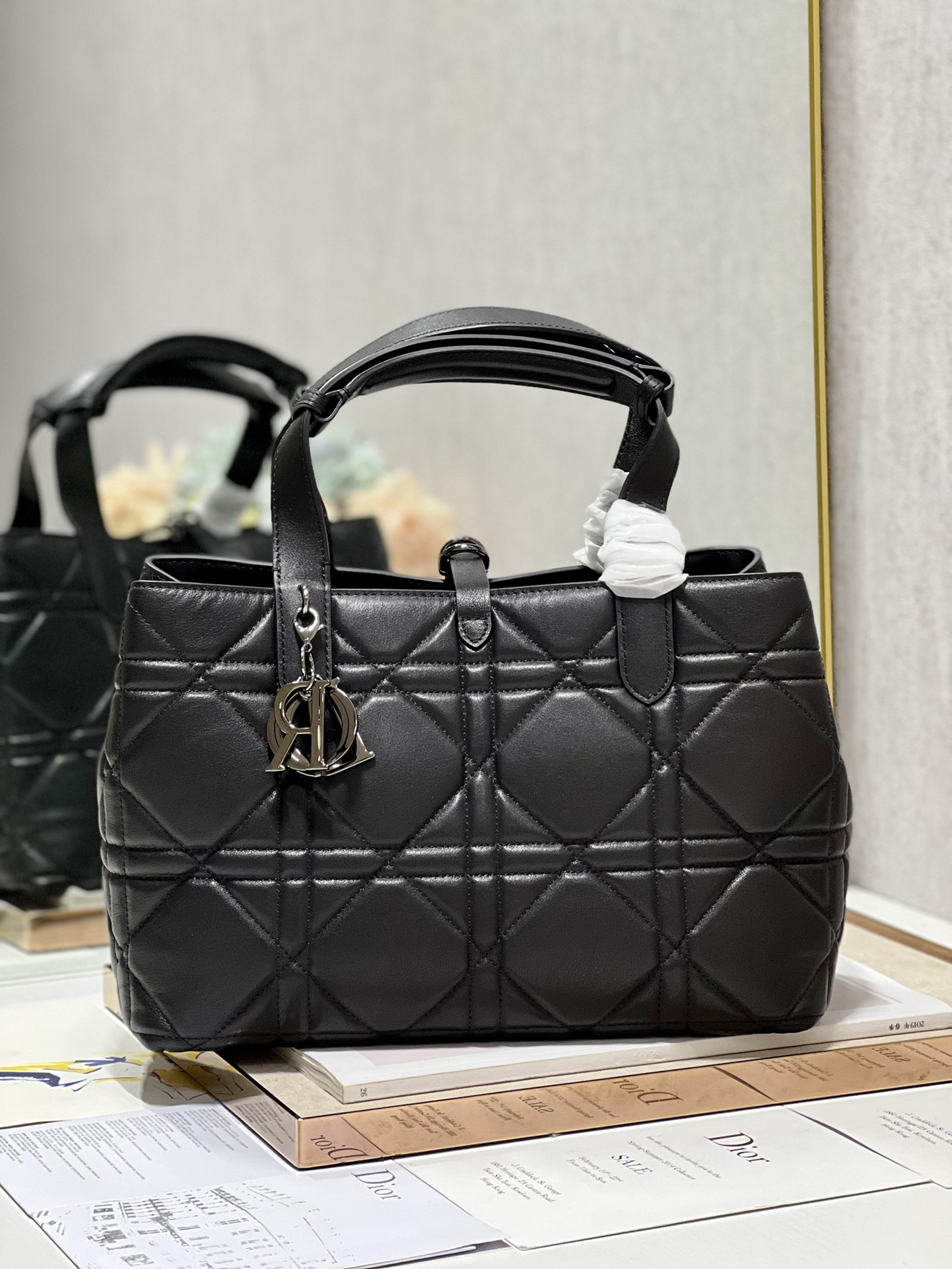 Handbag Dior 1188 size 30  36  15 cm - vstockx
