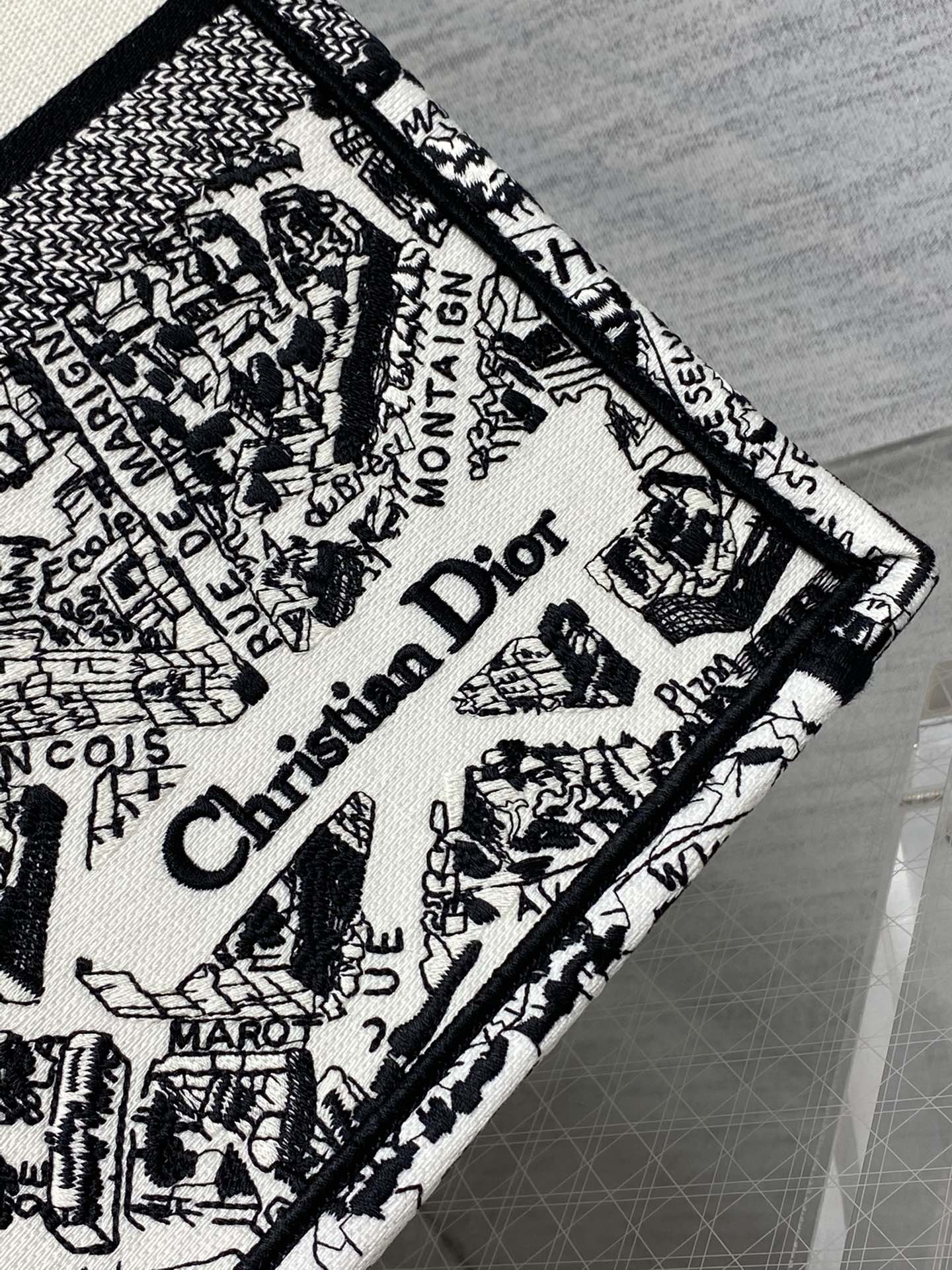 Handbag Dior size 42*18*35 cm - vstockx