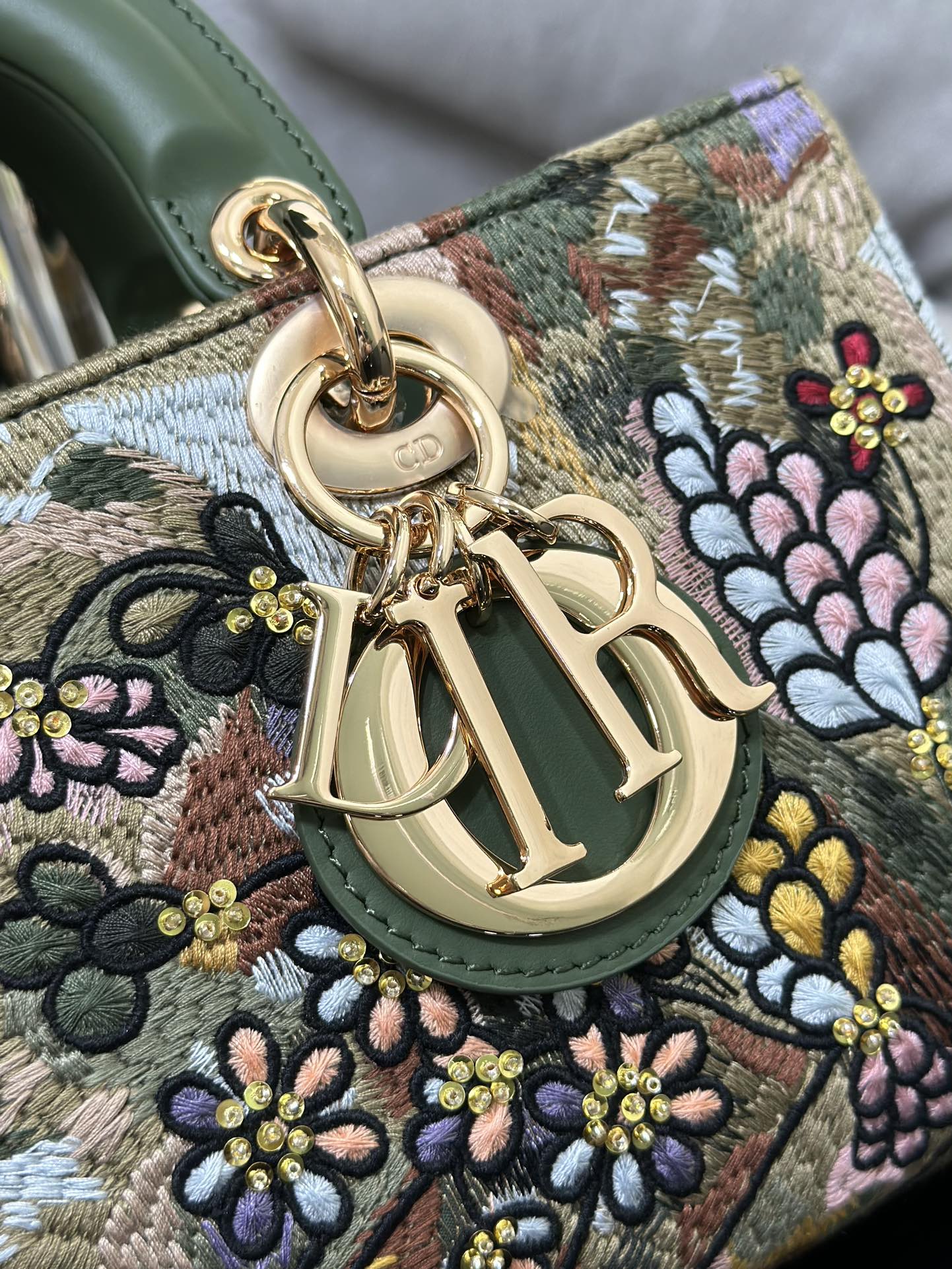 Handbags Lady Dior M0540 size:26*13.5*5 cm - vstockx