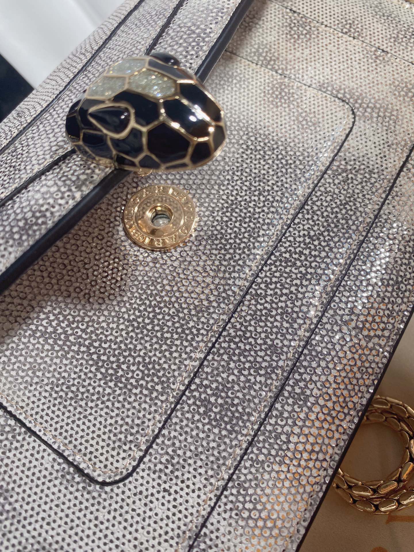 Handbags Bvlgari 370449880 size:25*12*3.5 cm - vstockx