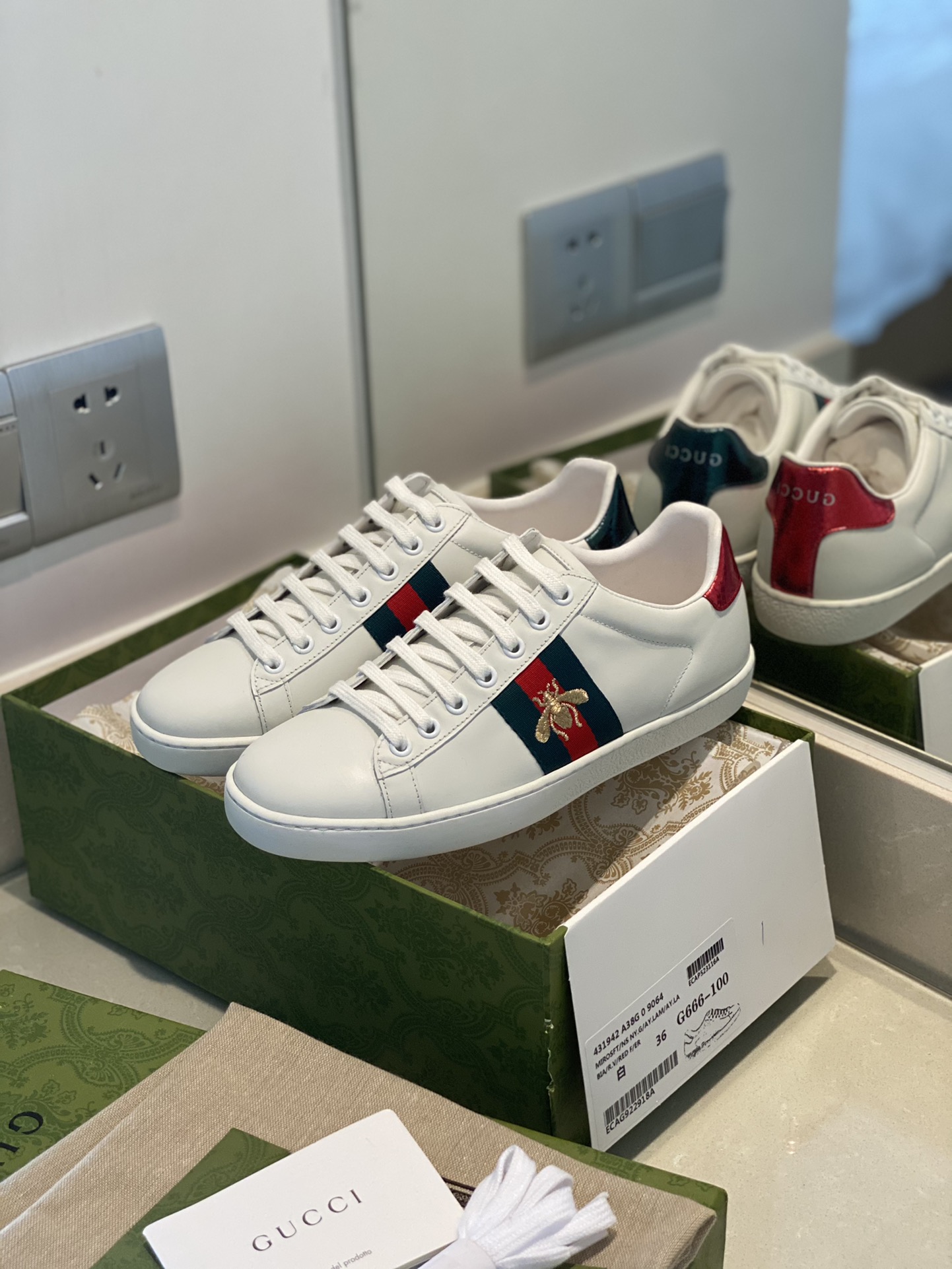 Gucci Women's Ace sneaker with bee sneaker 4 - vstockx