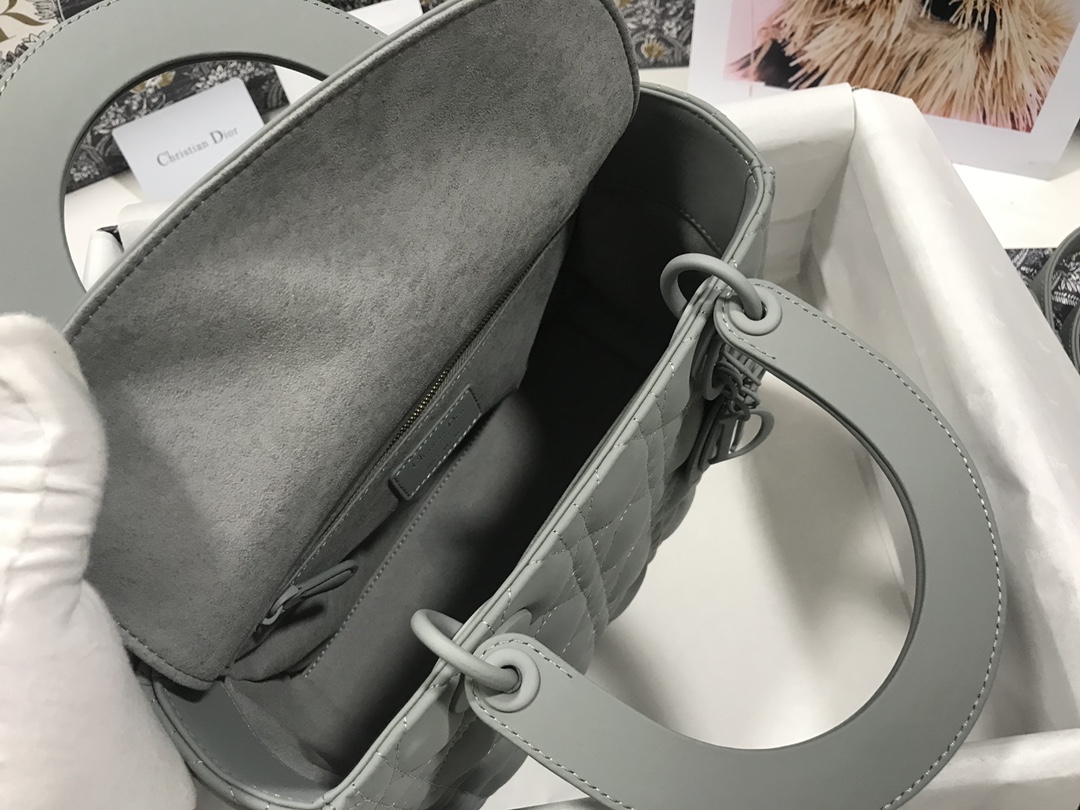Handbag Dior M0565 size 24 x 20 x 11 cm - vstockx