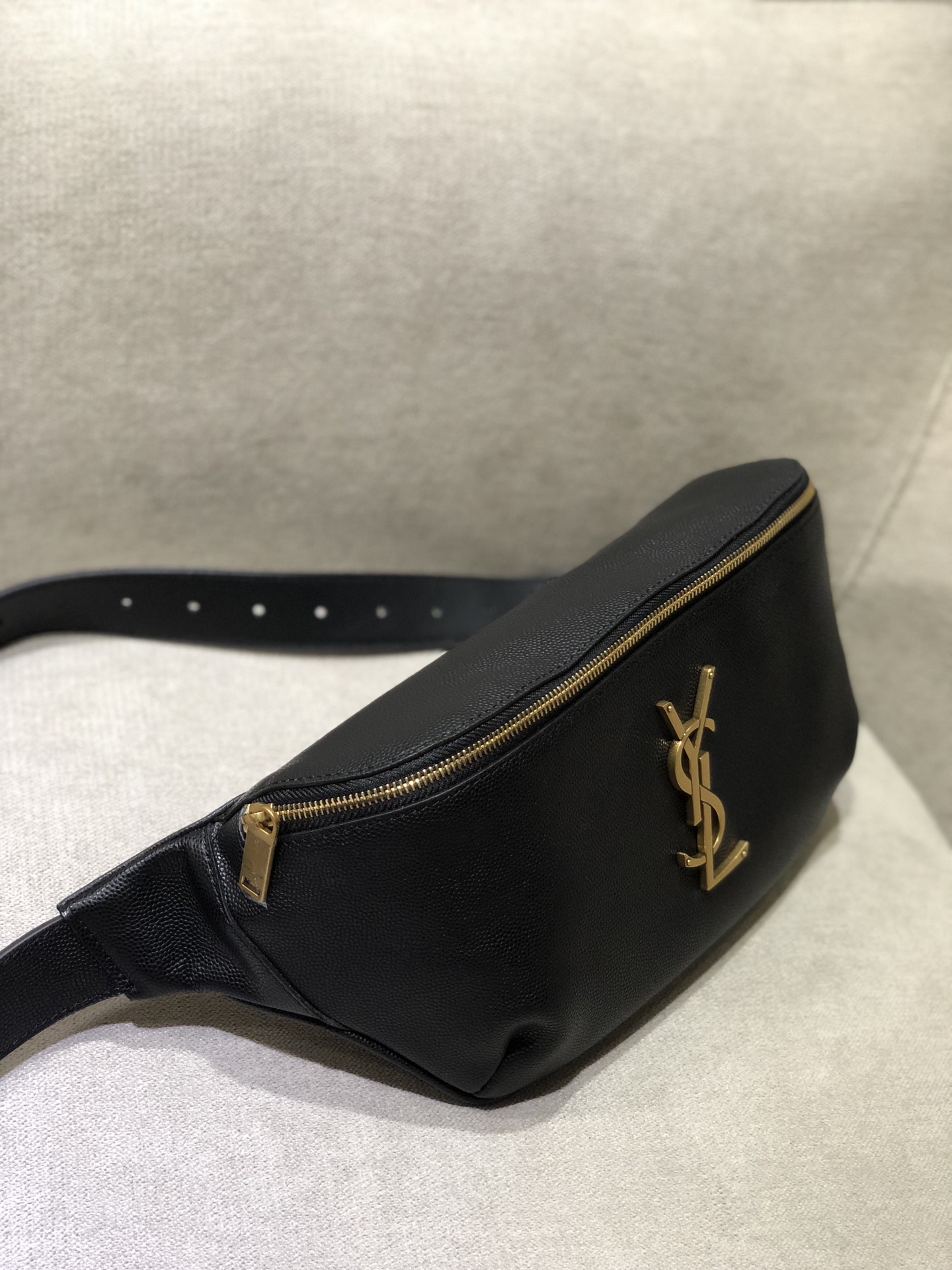 Handbags SAINT LAURENT 569737 size 25  14  3.5 cm - vstockx