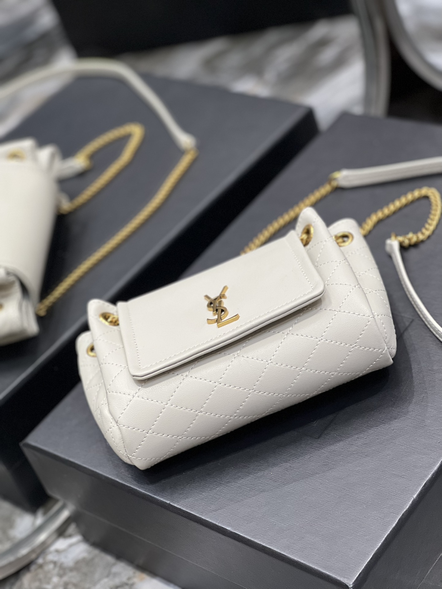 Handbags SAINT LAURENT 672738 size 18x13x6 cm - vstockx
