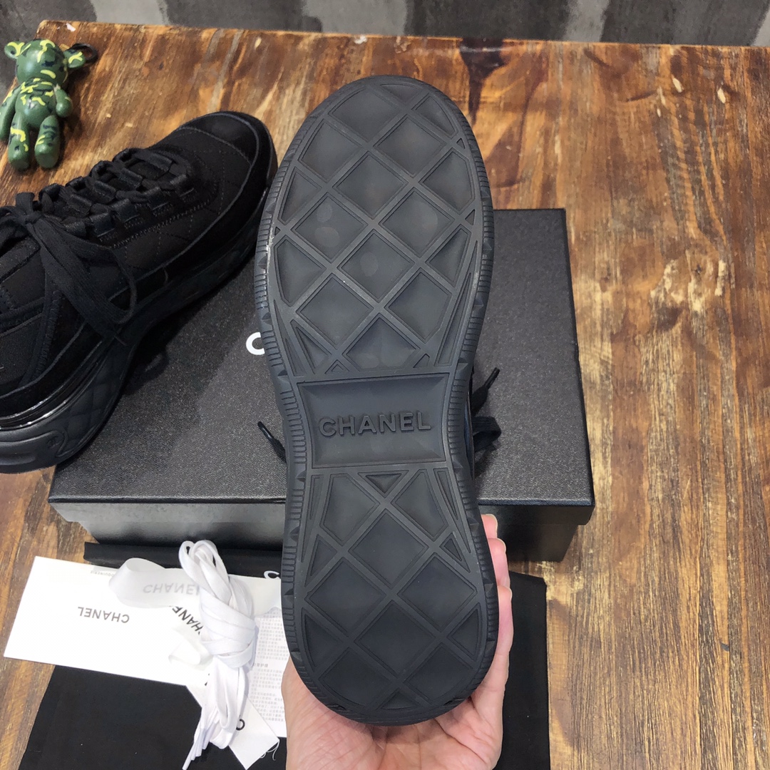 Chanel Fabric & Suede Calfskin Low Top Sneaker 10 - vstockx