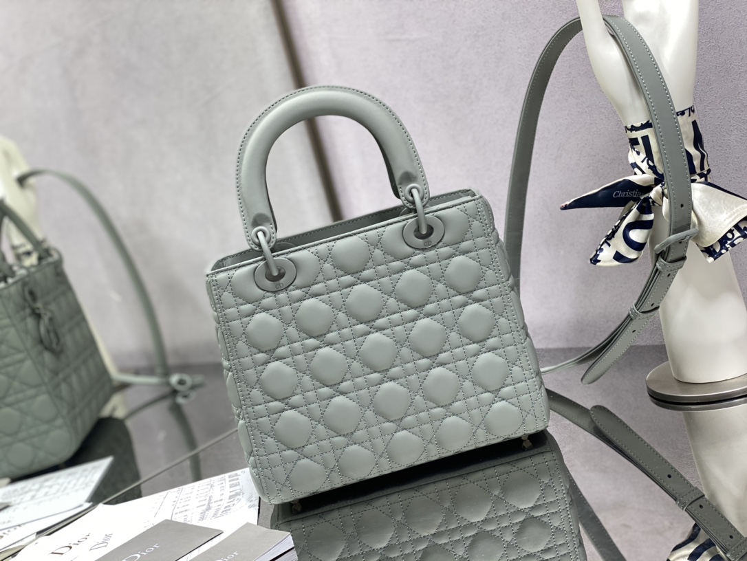 Handbag Dior size 24 cm - vstockx