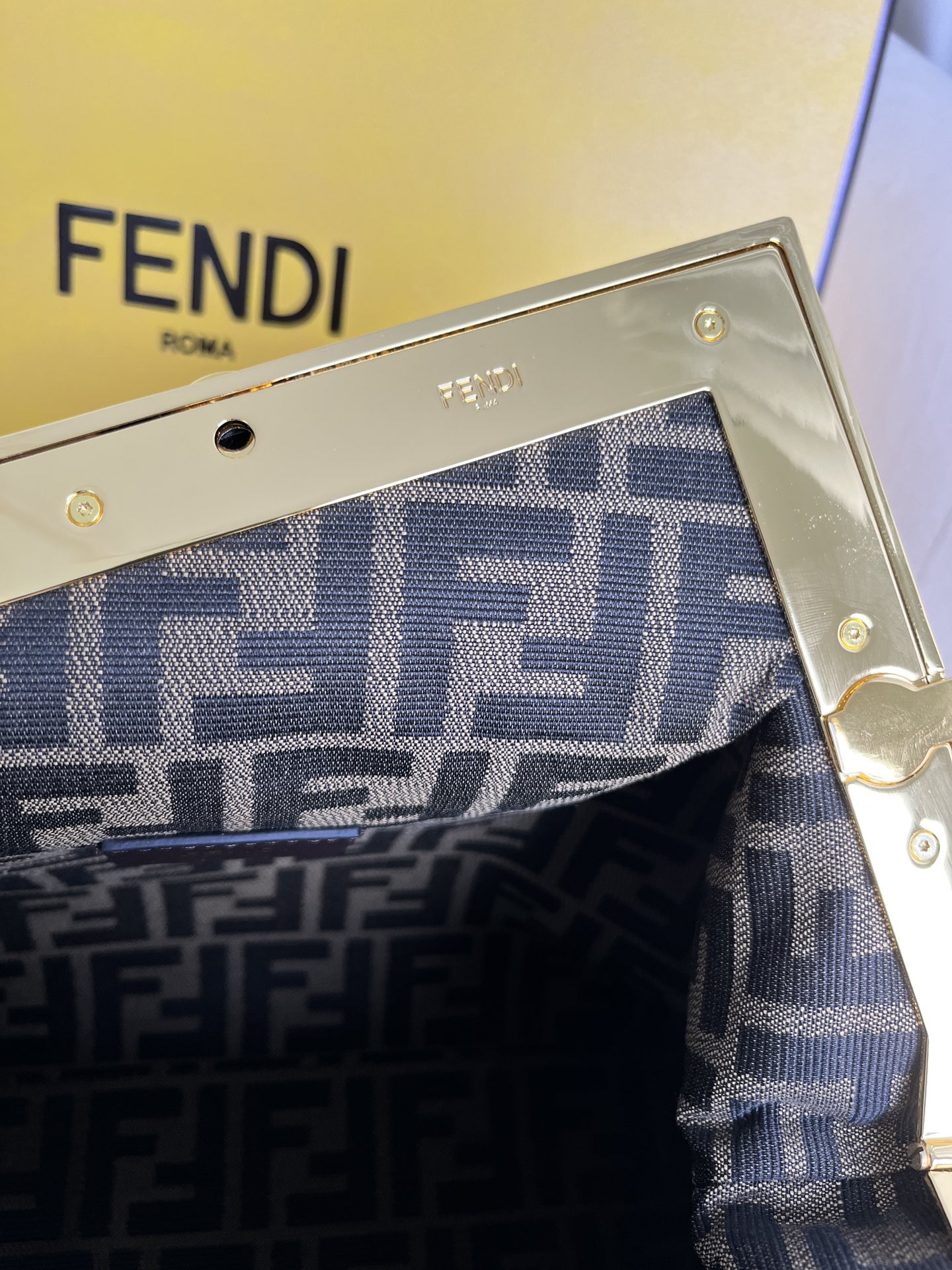 handbags FENDI 209 size:32.5*15*23.5cm - vstockx