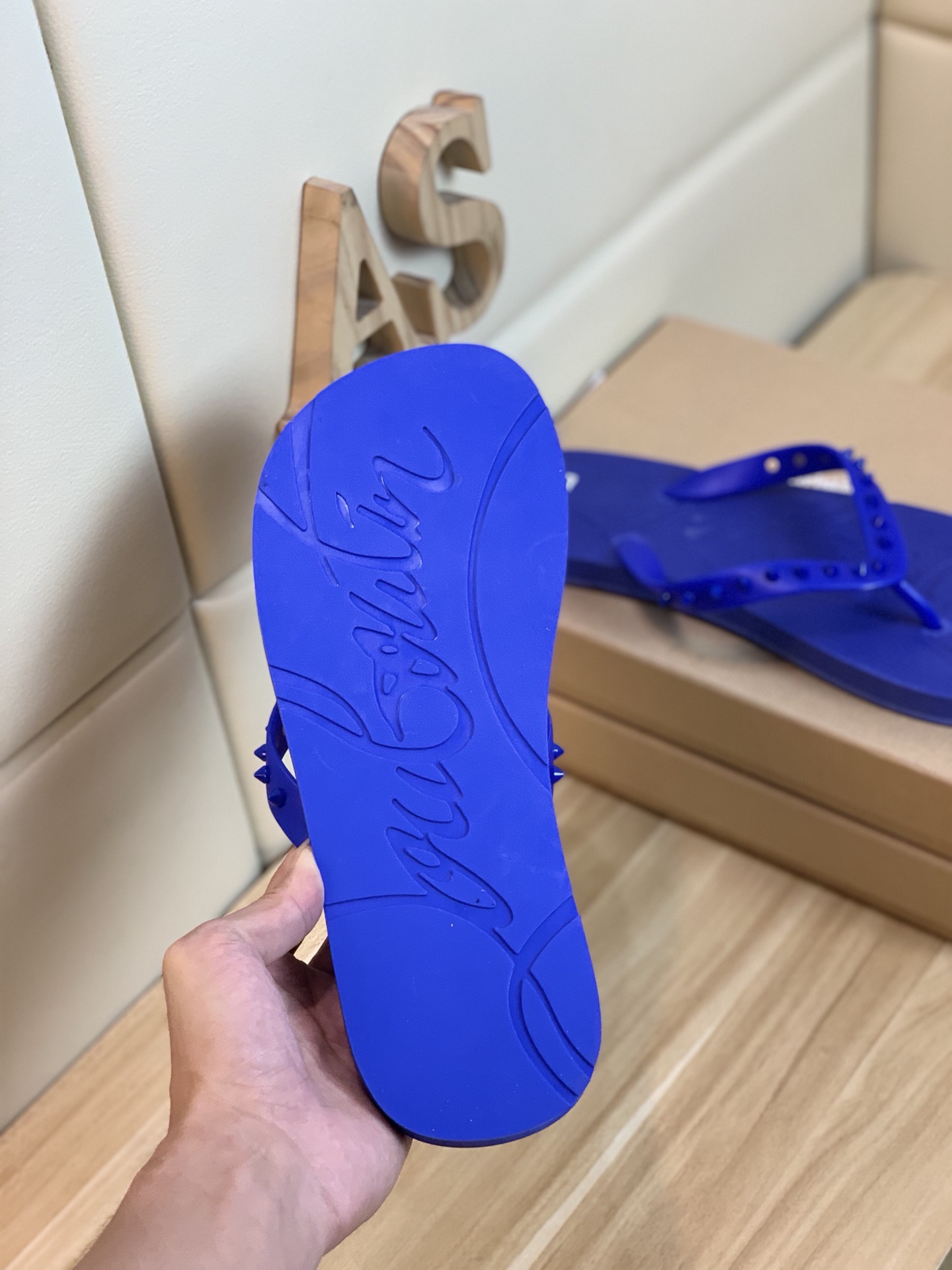 Christian Louboutin Loubi Flip Flat 1 - vstockx