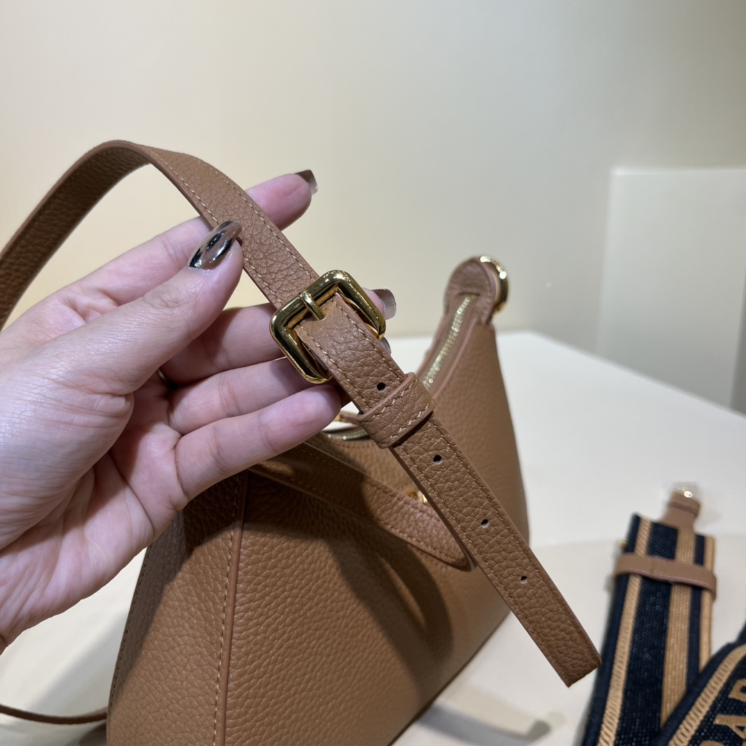Handbags Prada 1BH193 size:24×18×6 cm - vstockx