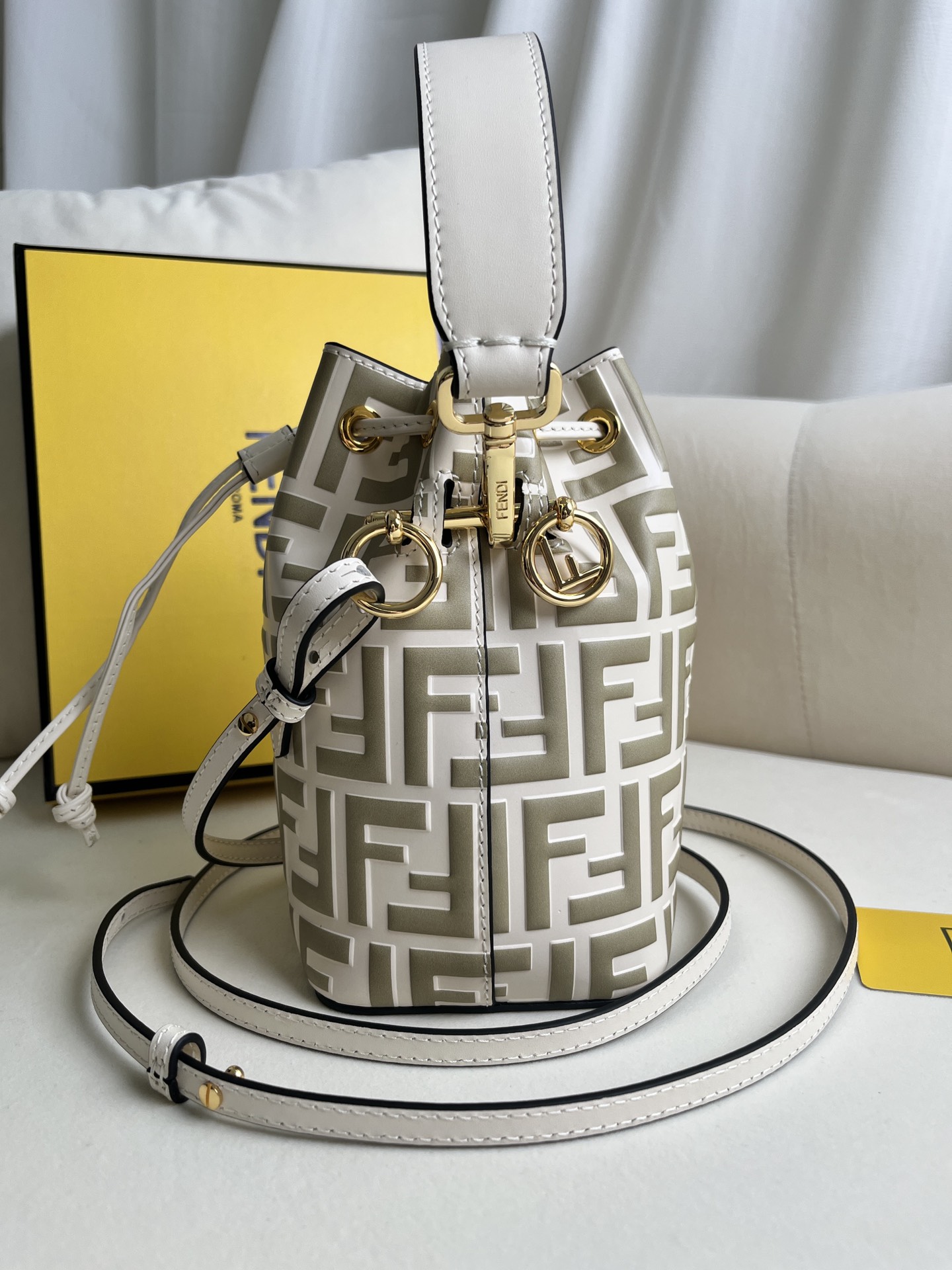 handbags FENDI 226 size:12*18*10cm - vstockx