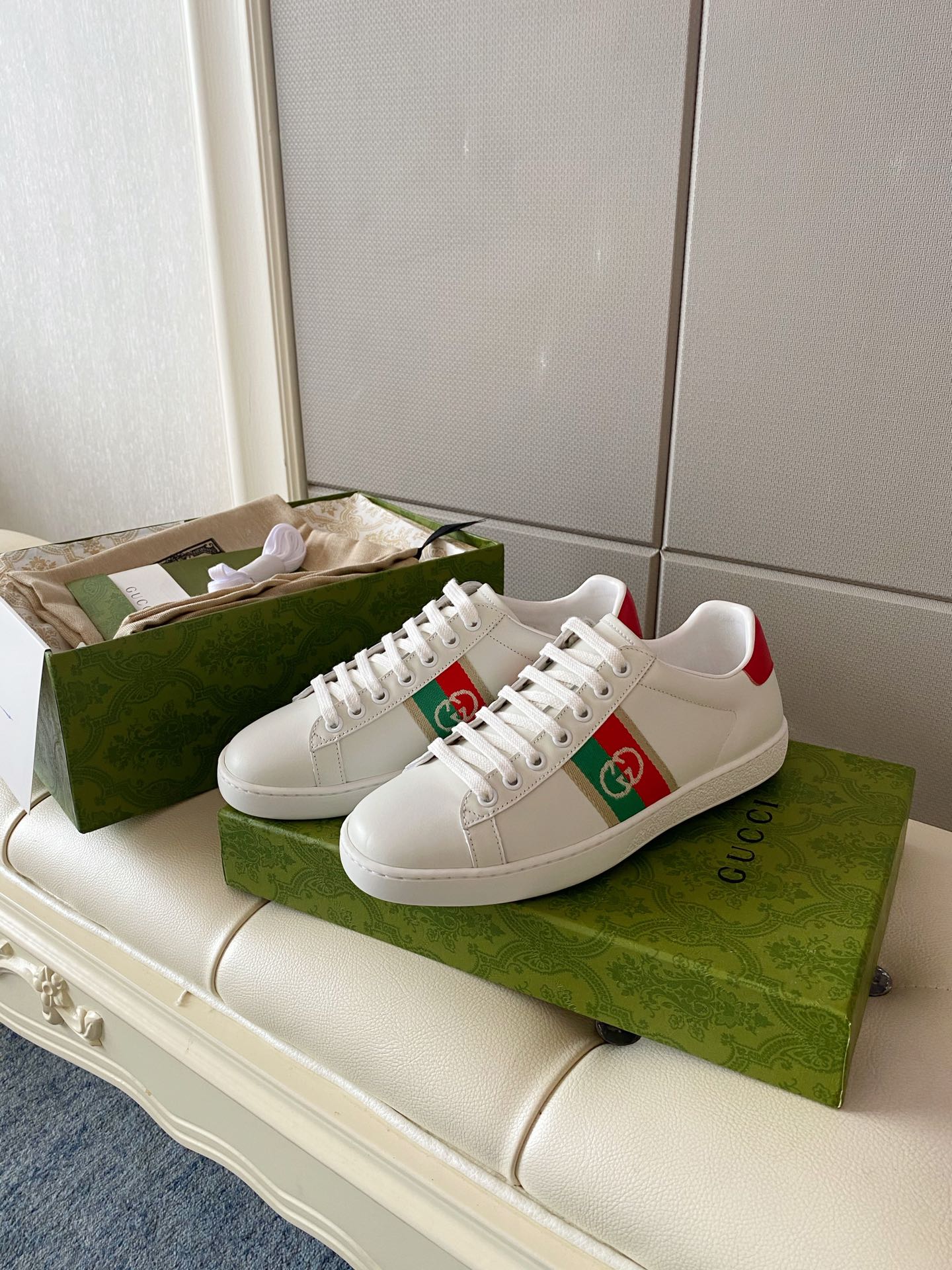 Gucci Women's Ace sneaker with bee sneaker 4 - vstockx