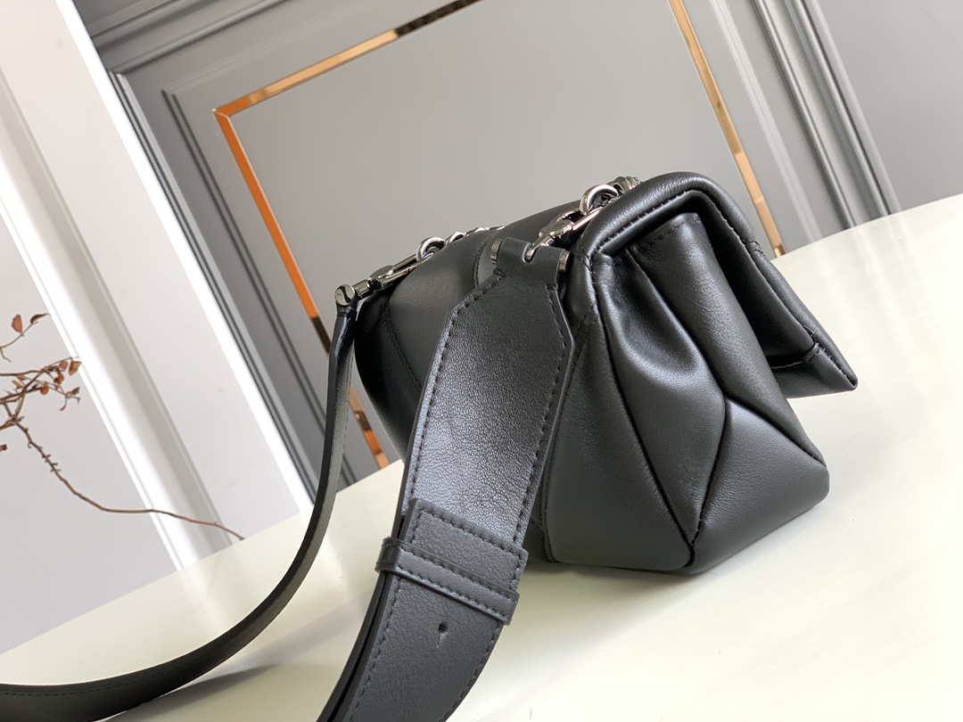 Handbags Bvlgari 2910850801 size:18*12*8 cm - vstockx
