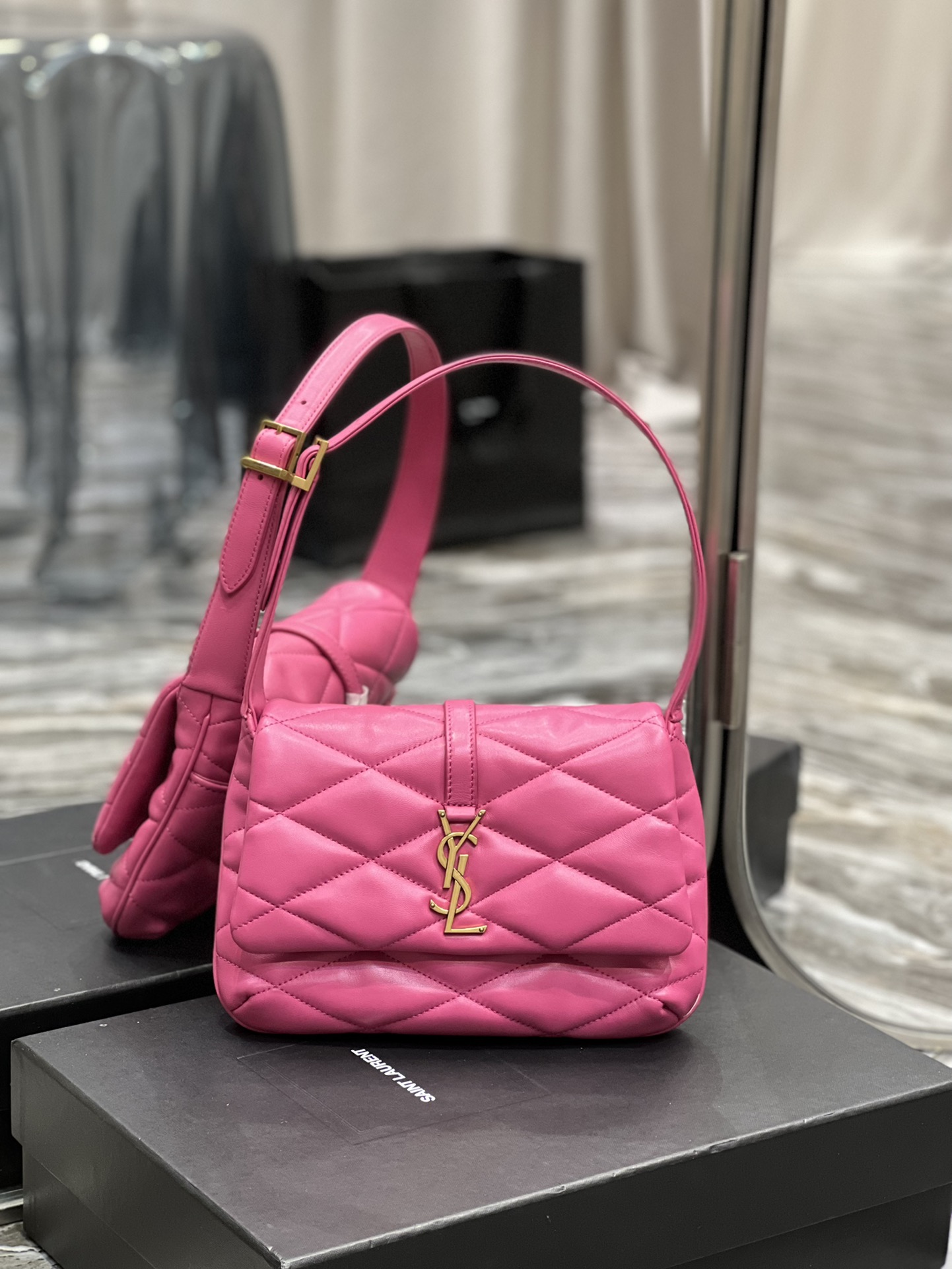 Handbags SAINT LAURENT 698567 size 24  18  5.5 cm - vstockx