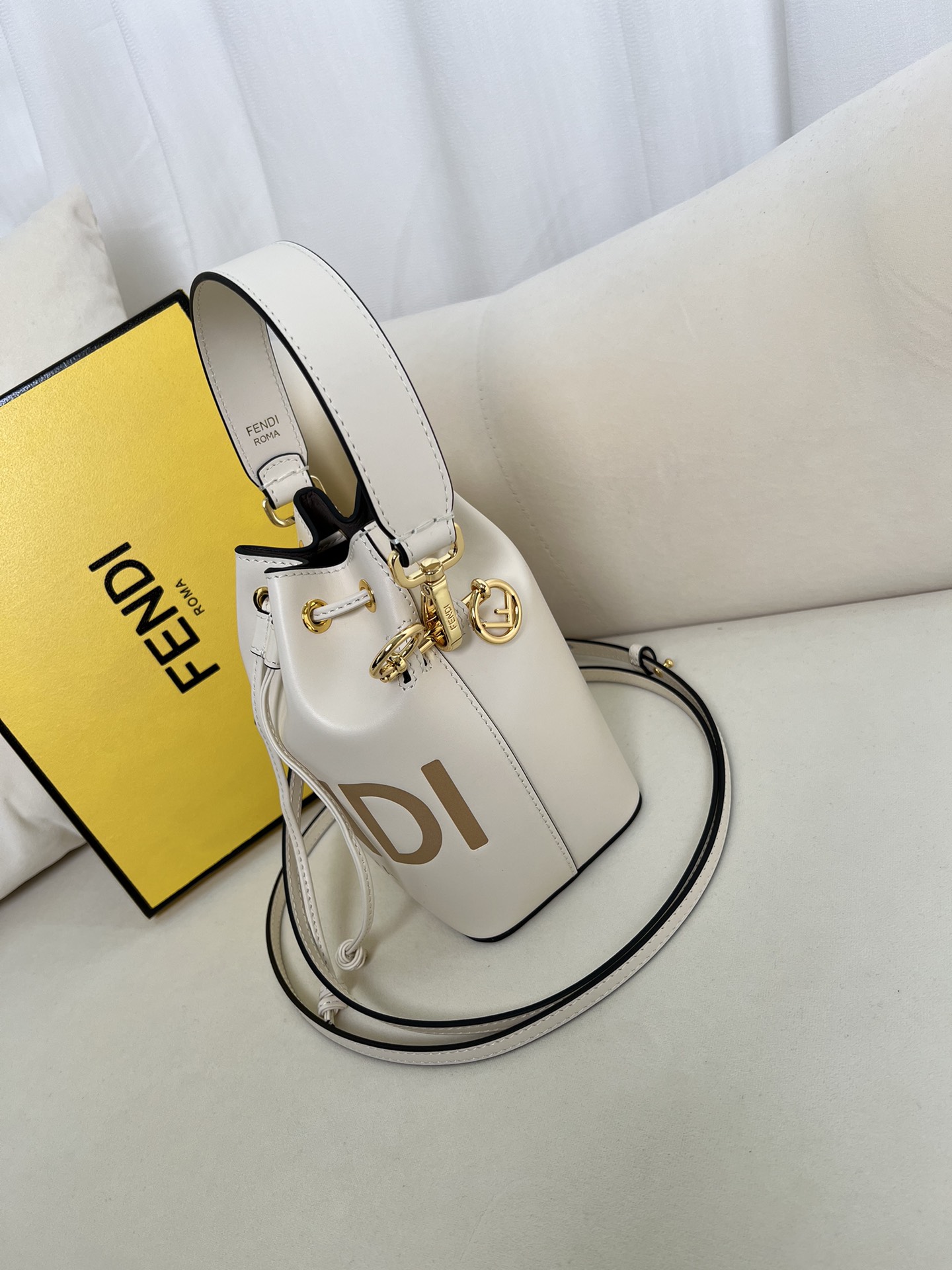 handbags FENDI 226 size:12*18*10cm - vstockx