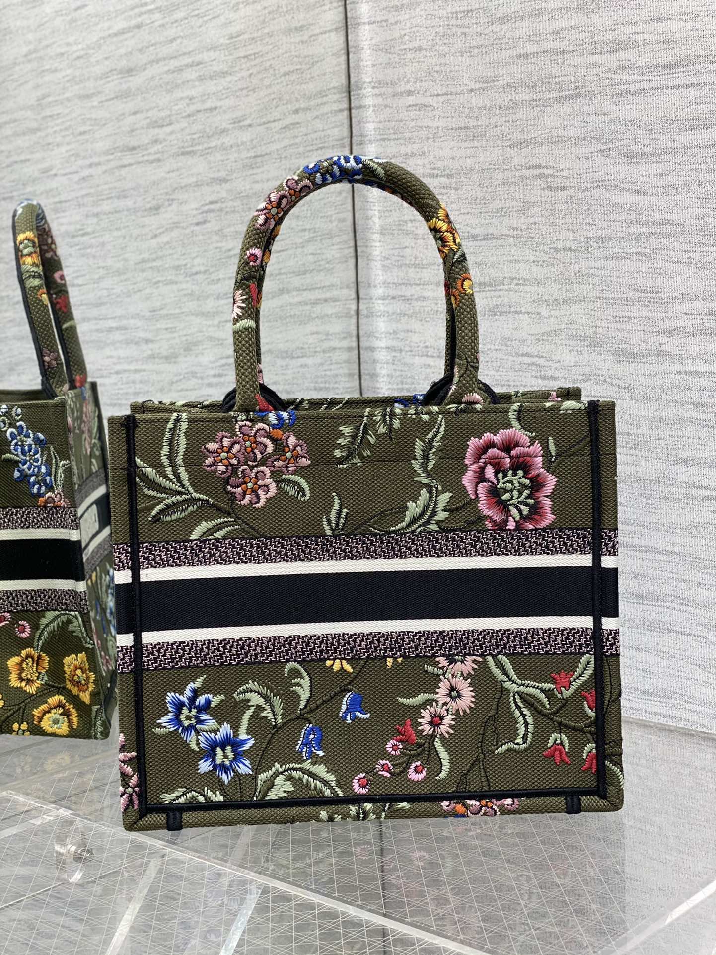 Handbag Dior size 26*8*22 cm - vstockx