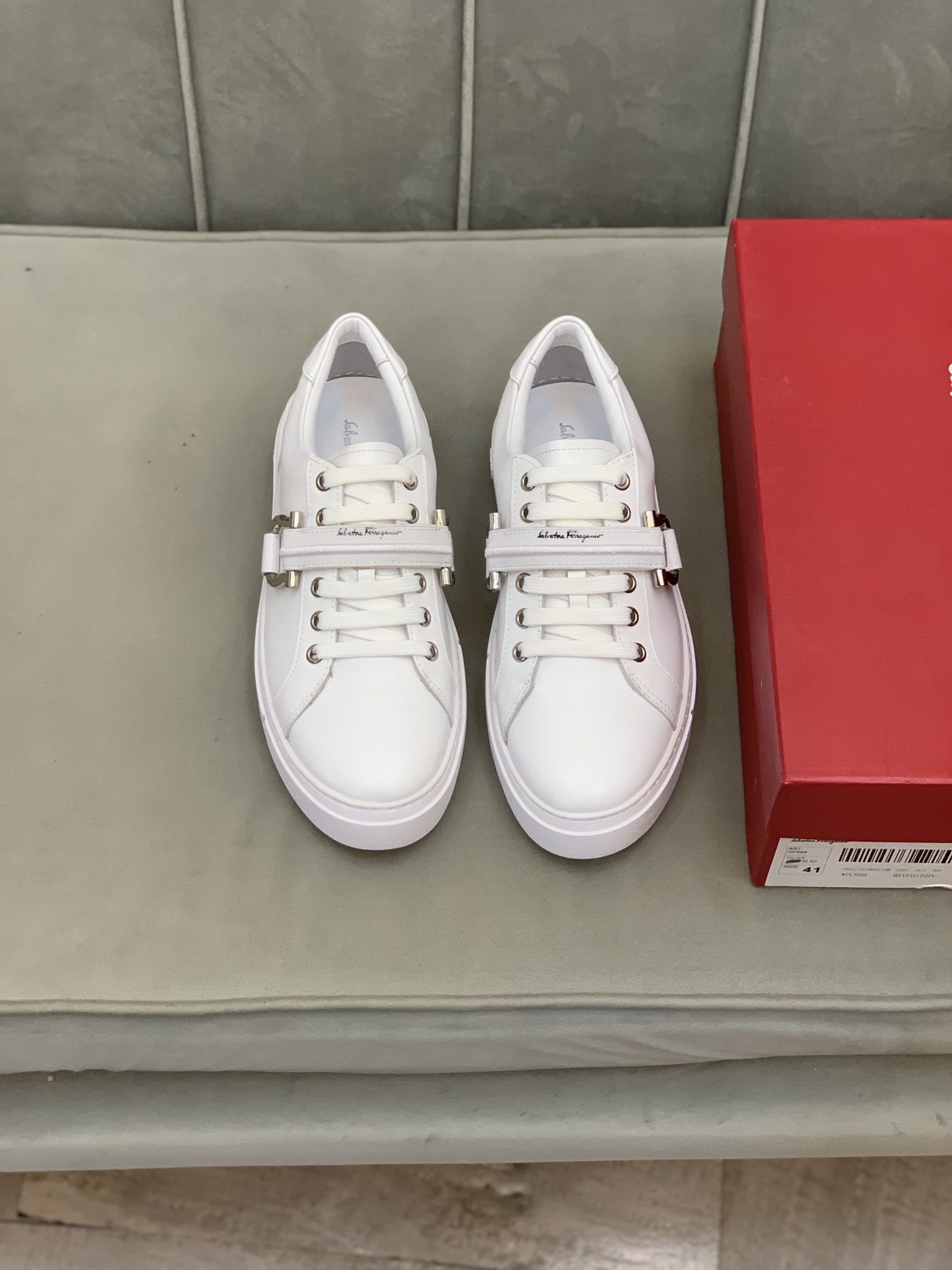 Salvatore Ferragamo Gancini Sneaker 5 - vstockx