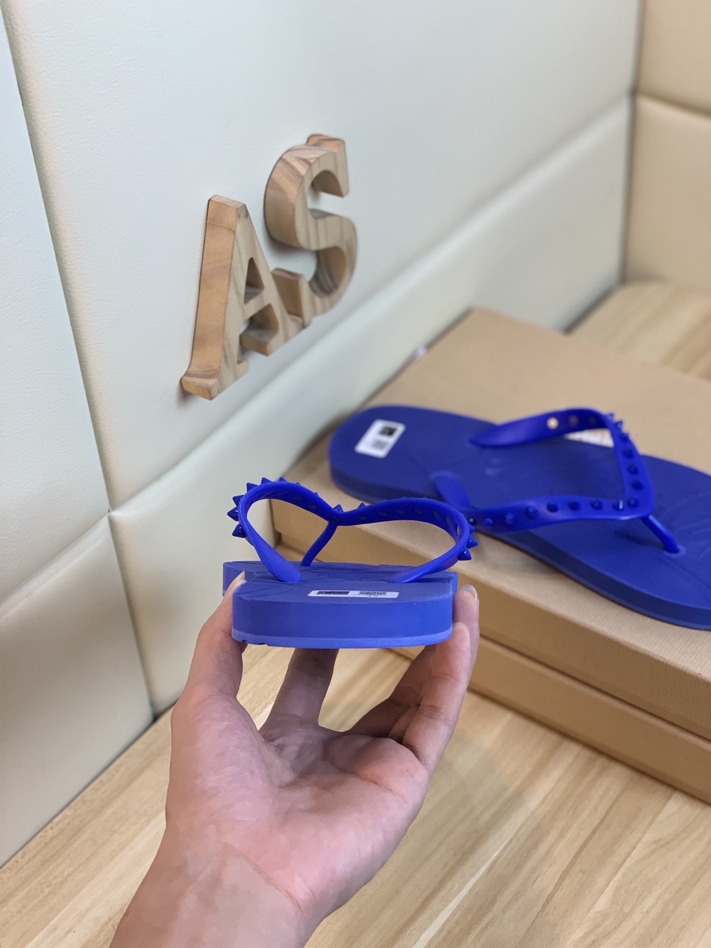 Christian Louboutin Loubi Flip Flat 1 - vstockx