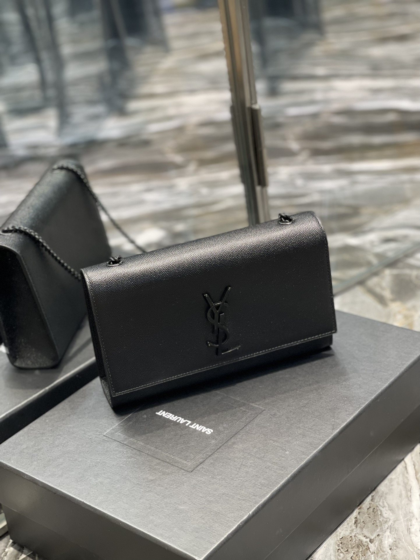 Handbags SAINT LAURENT 364021 size 24x14.5x5 cm - vstockx