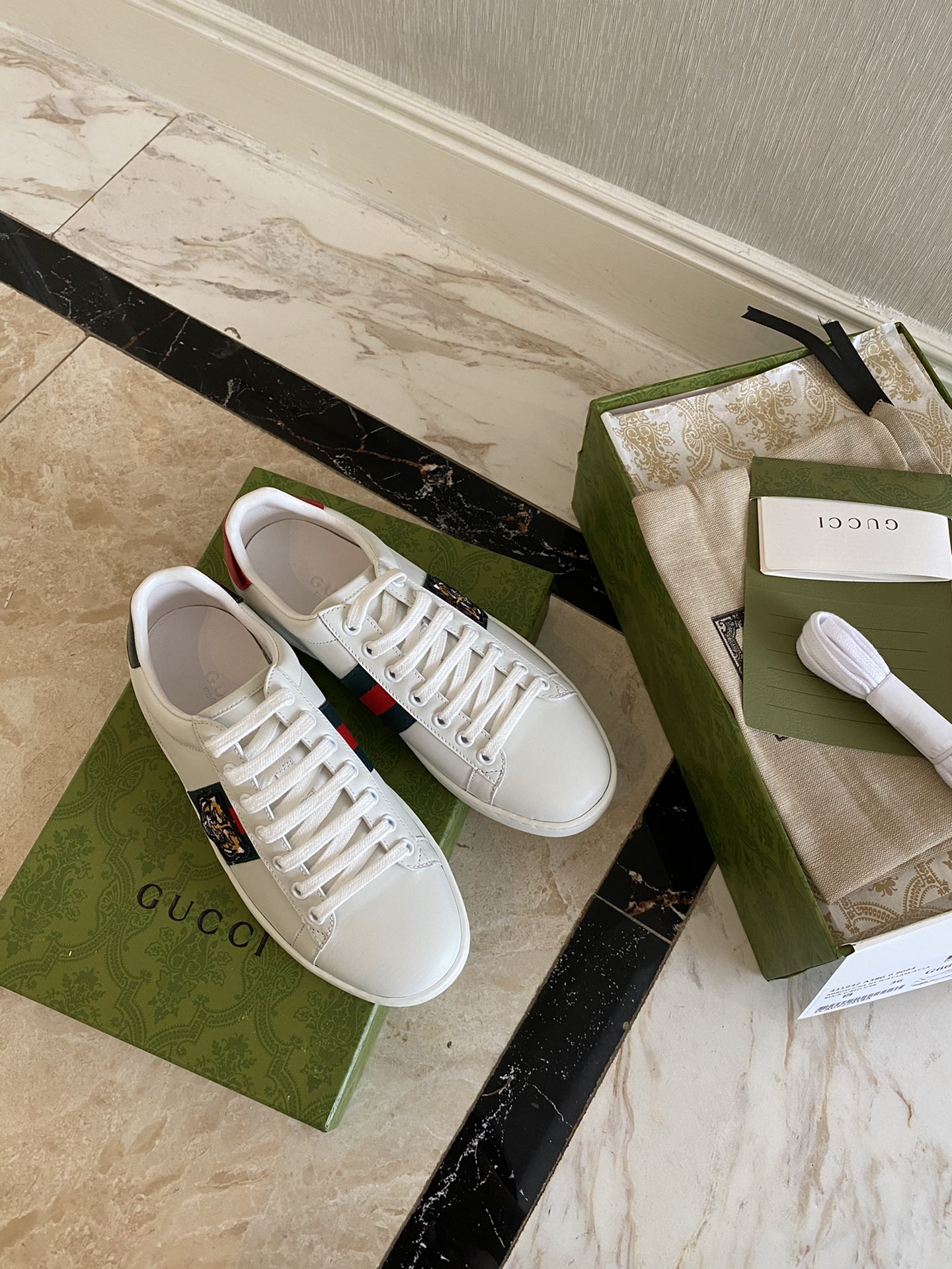 Gucci Women's Ace sneaker with bee sneaker 4 - vstockx