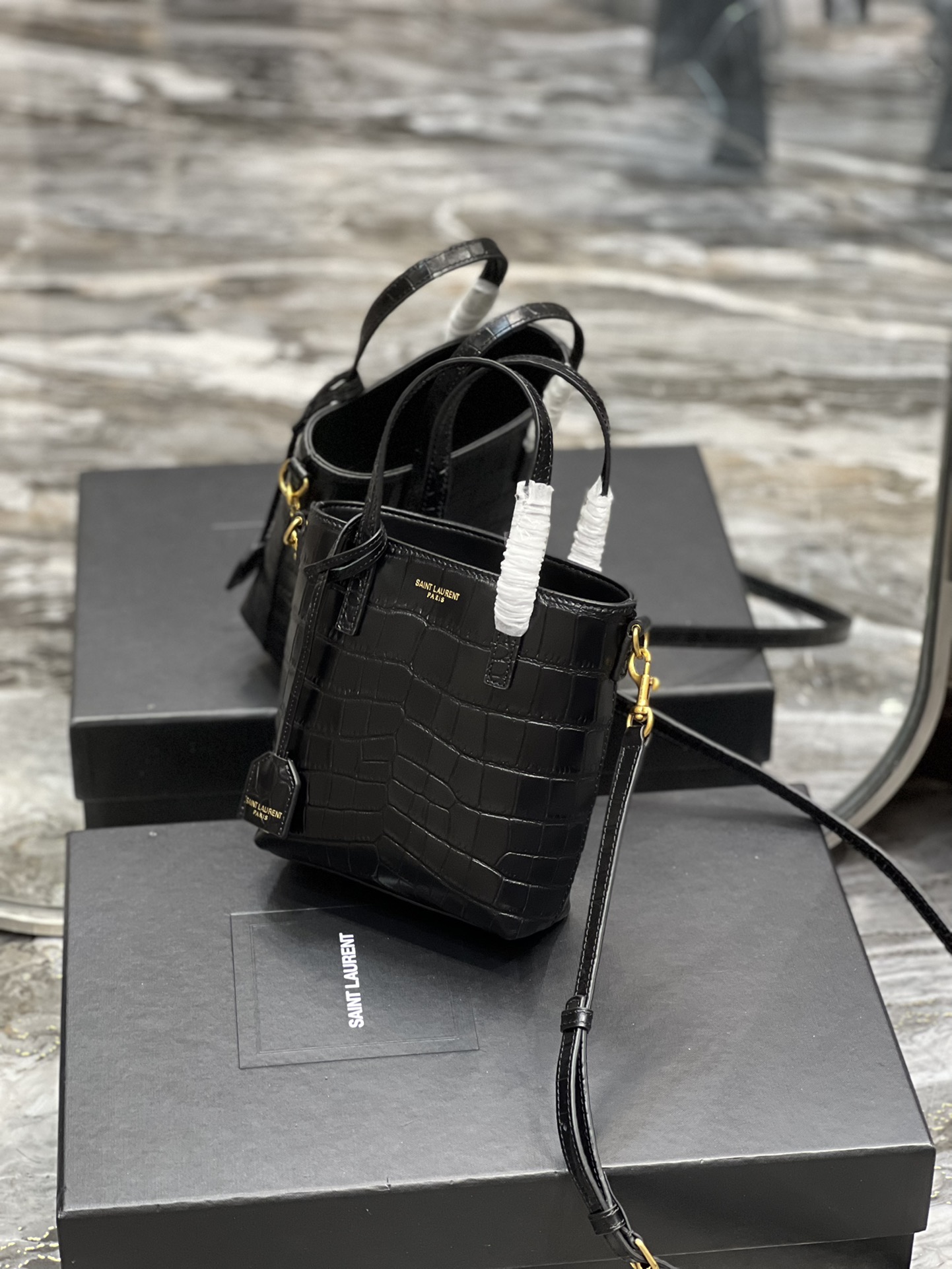 Handbags SAINT LAURENT 712367 size 18x17x8 cm - vstockx