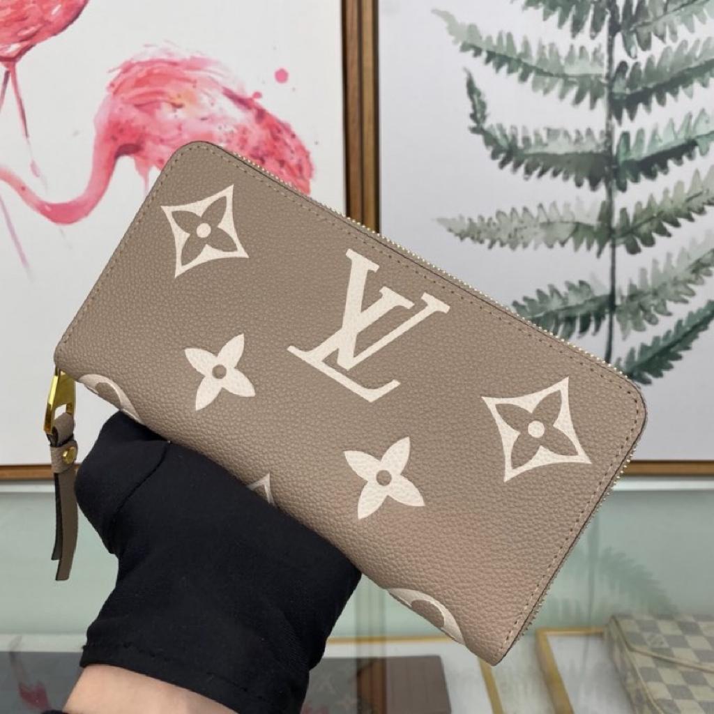 Handbag Louis Vuitton M69794 size 19.5 x 10.5 x 2.5 cm - vstockx