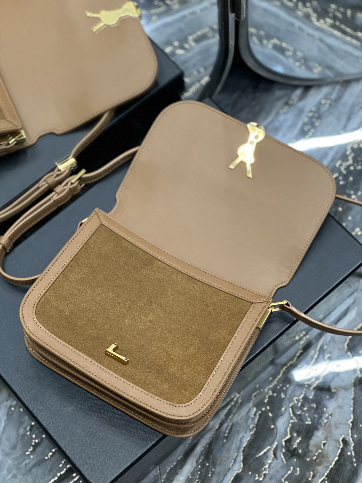 Handbags SAINT LAURENT 635025 size 22x18x5 cm - vstockx