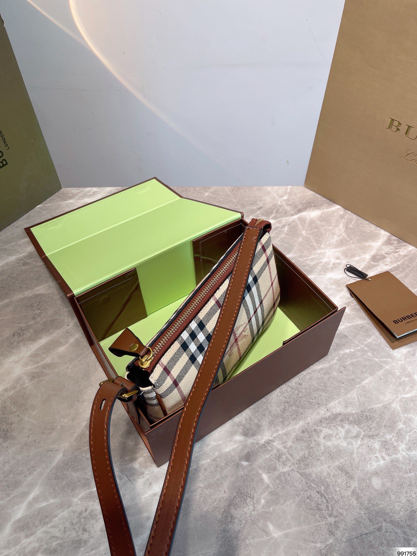 Burberry Խ  Խ        ܾ û аͱ          Ķ  ĸо   ֮ǰҲֻ          Ƭ  ߴ 21 cm x 14cm - vstockx