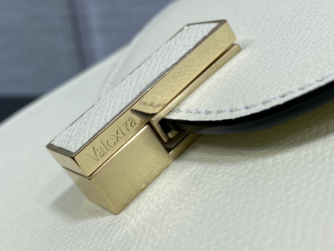 Handbag VALEXTRA size *'* - vstockx