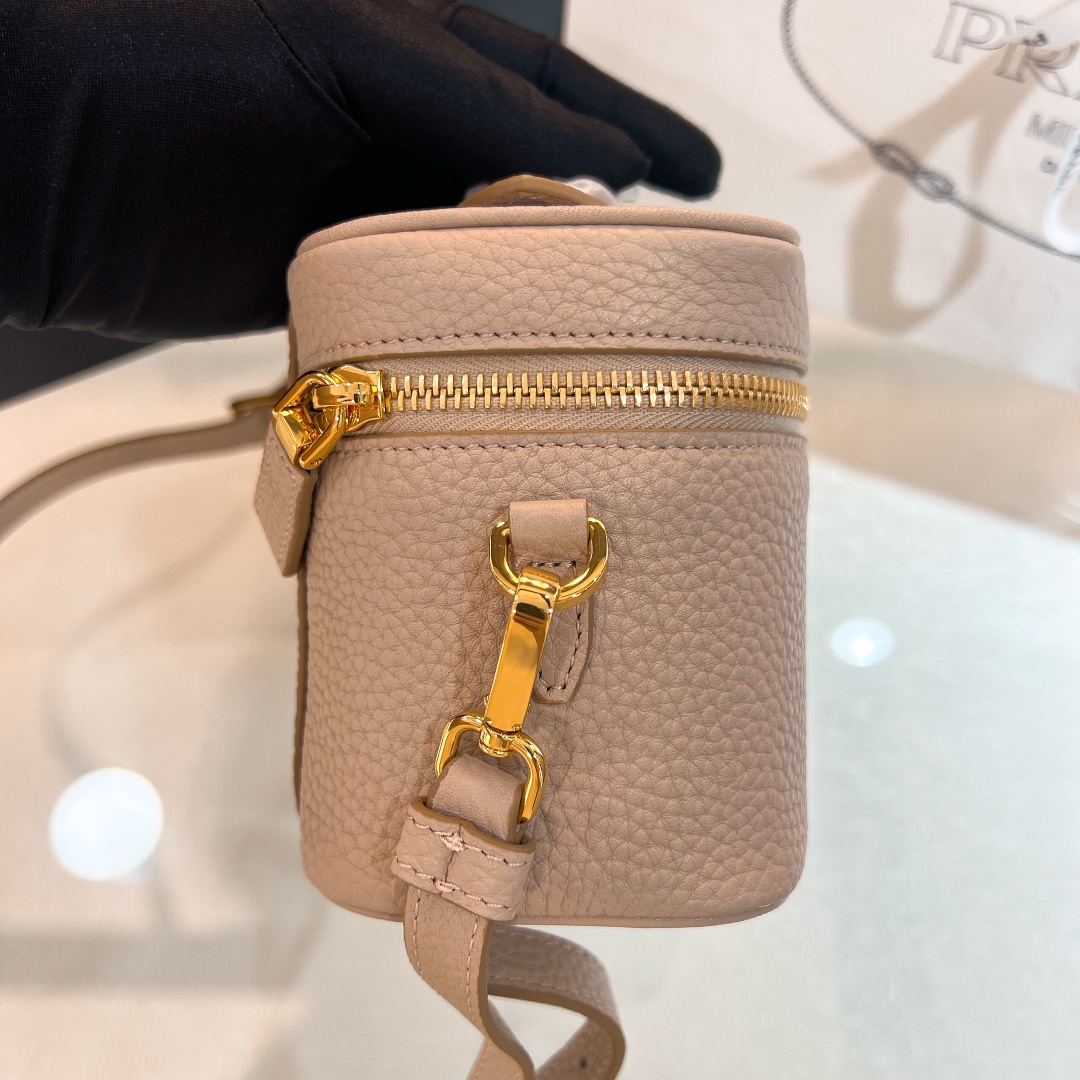 handbags prada 1BH202 18*11.5*7.5 - vstockx