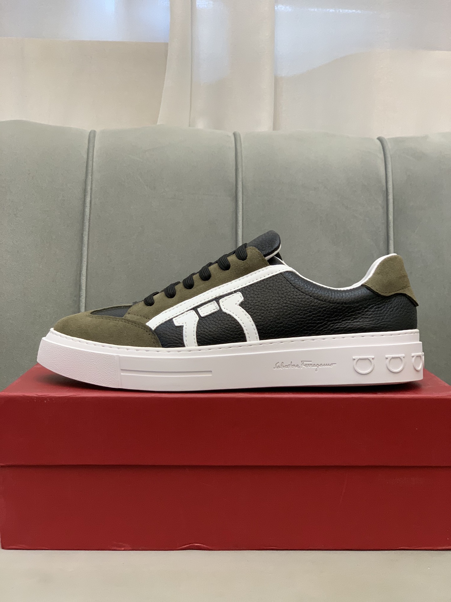 Salvatore Ferragamo Gancini Sneaker 7 - vstockx