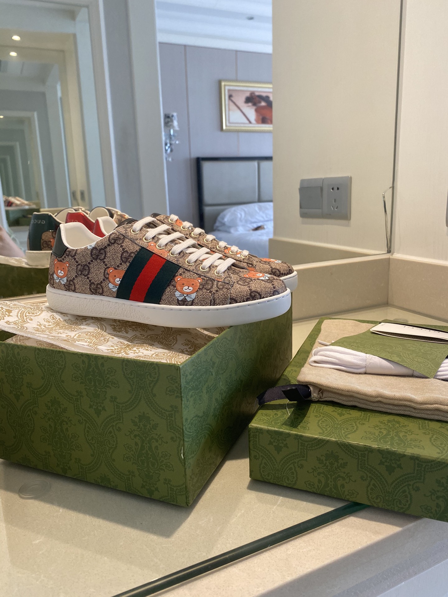 Gucci Women's Ace sneaker with bee sneaker 4 - vstockx