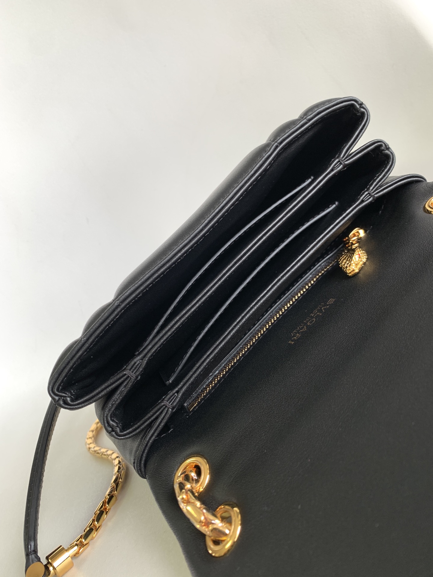 Handbags Bvlgari SERPENTI REVERSE size:22.5*15*7 cm - vstockx
